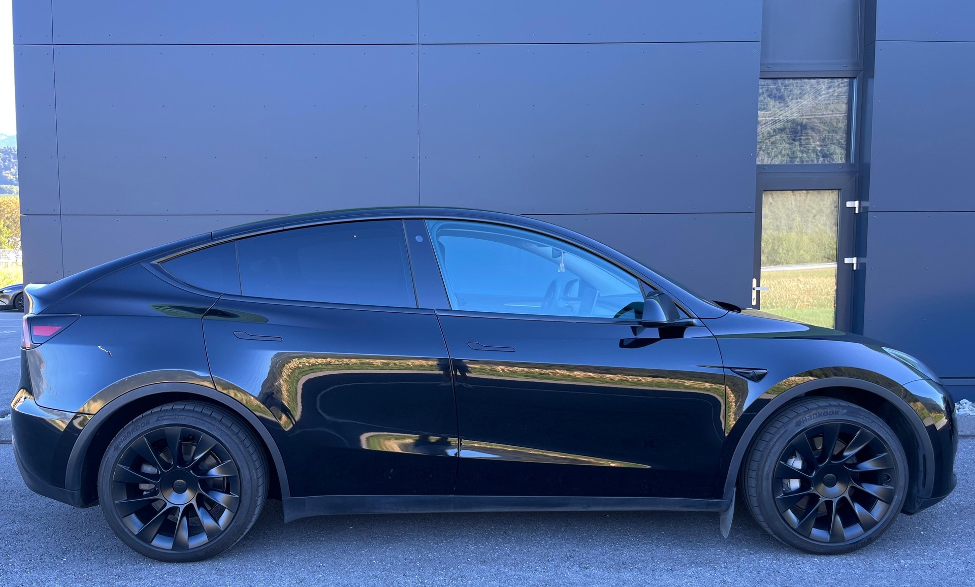 TESLA Model Y RWD-showroom-element-1