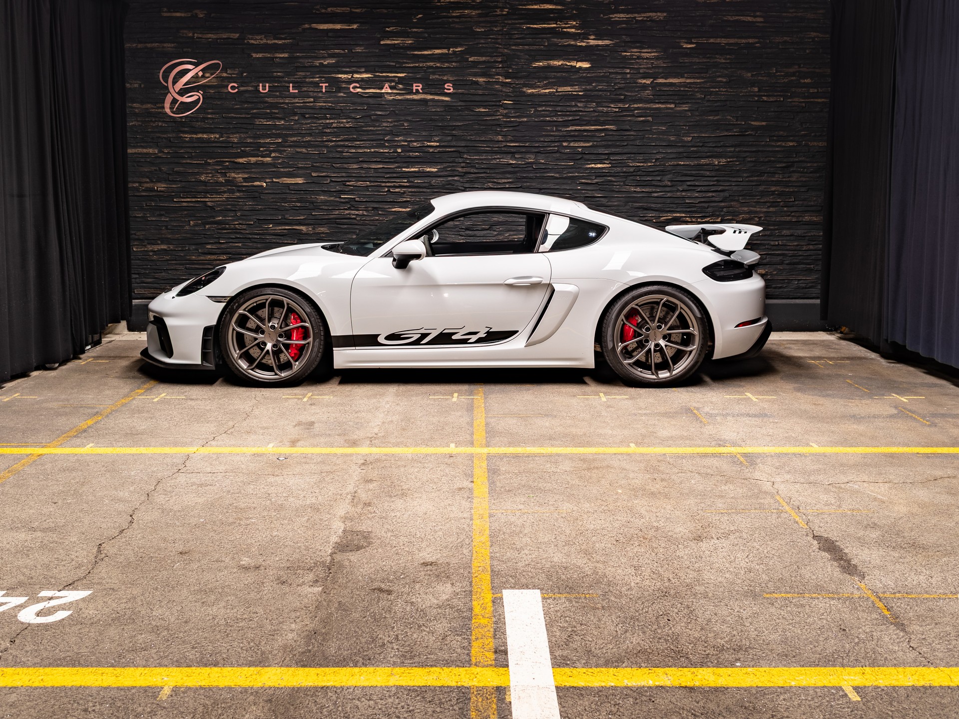 PORSCHE 718 Cayman GT4 PDK-showroom-element-1