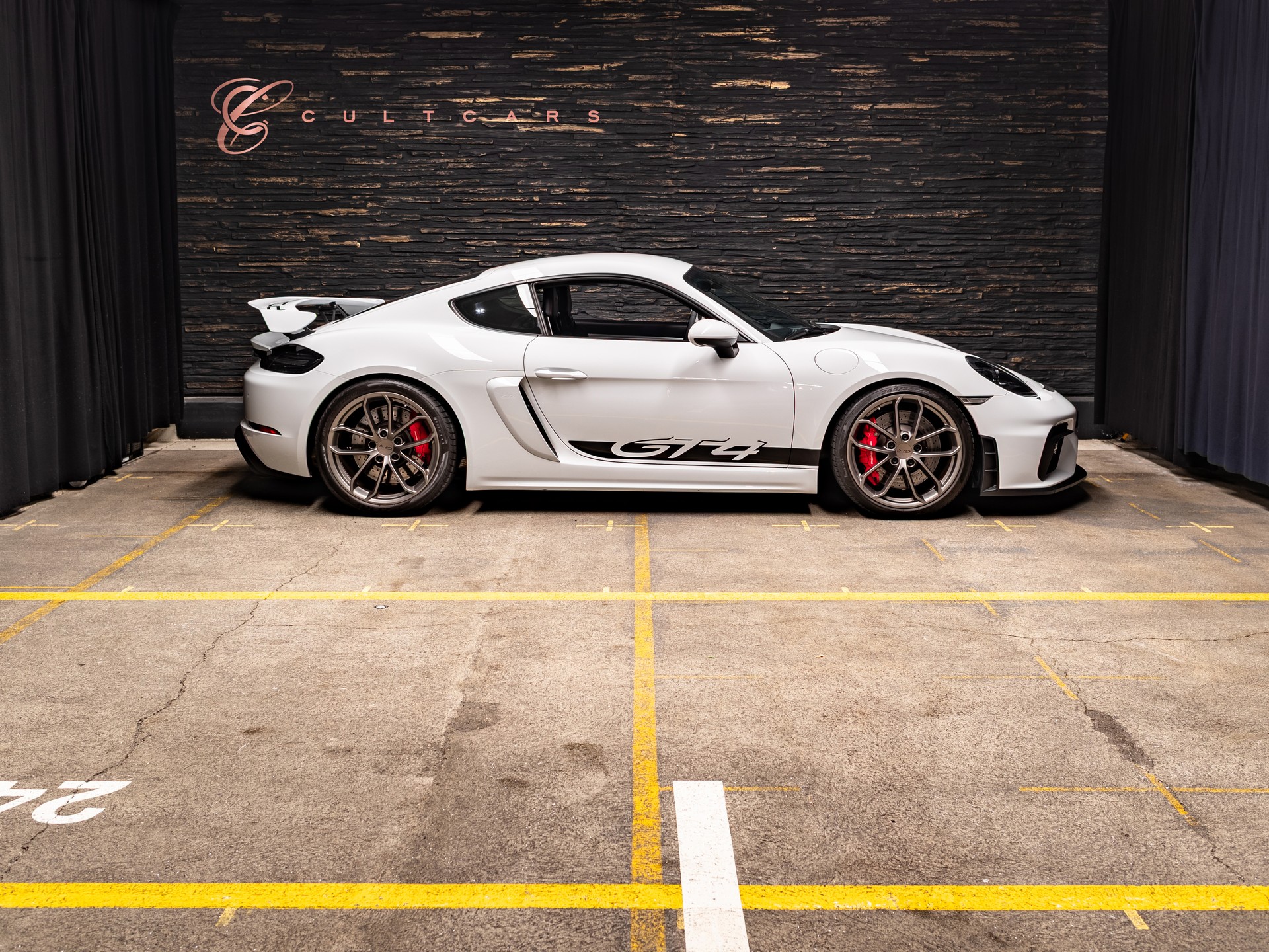 PORSCHE 718 Cayman GT4 PDK