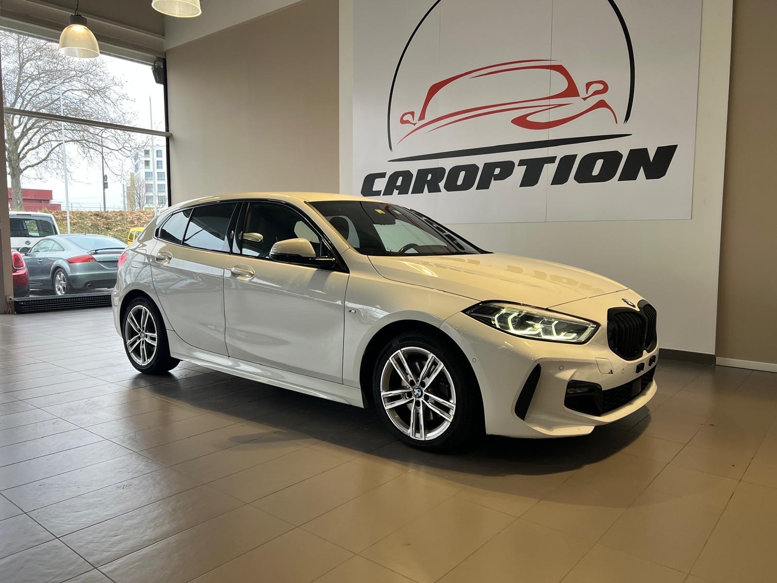 BMW 118d Steptronic M Sport-showroom-element-1