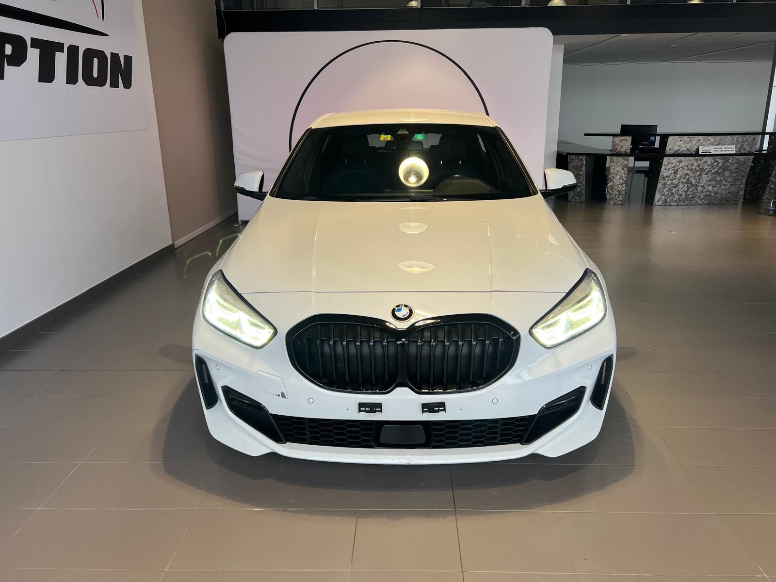BMW 118d Steptronic M Sport-showroom-element-2
