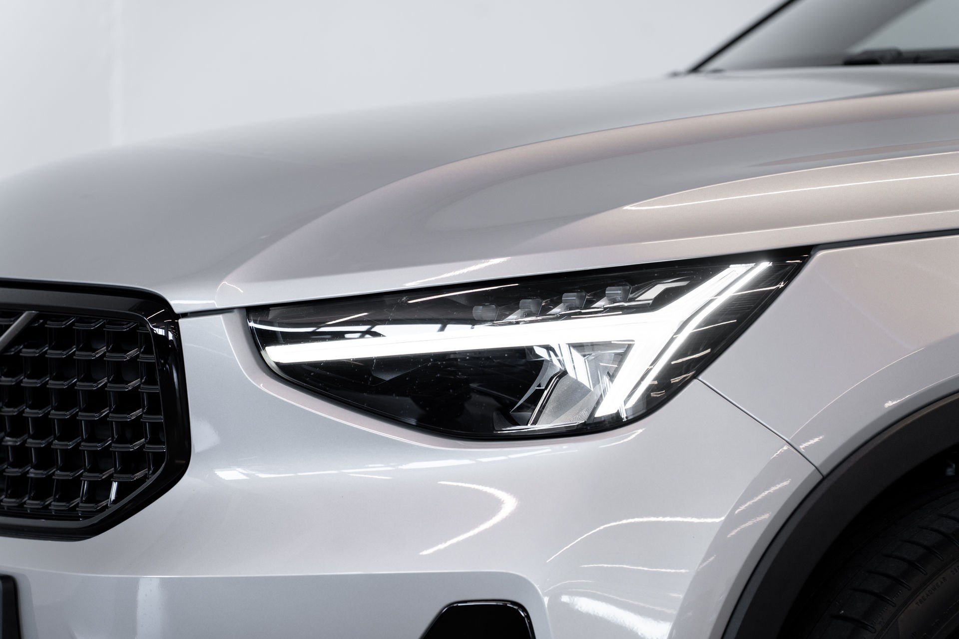 VOLVO XC40 B4 PLUS DARK | ALLRAD AUTOMAT | BENZIN MILD HYBRID | VOLVO GARANTIE | SILVER DAWN-image-20