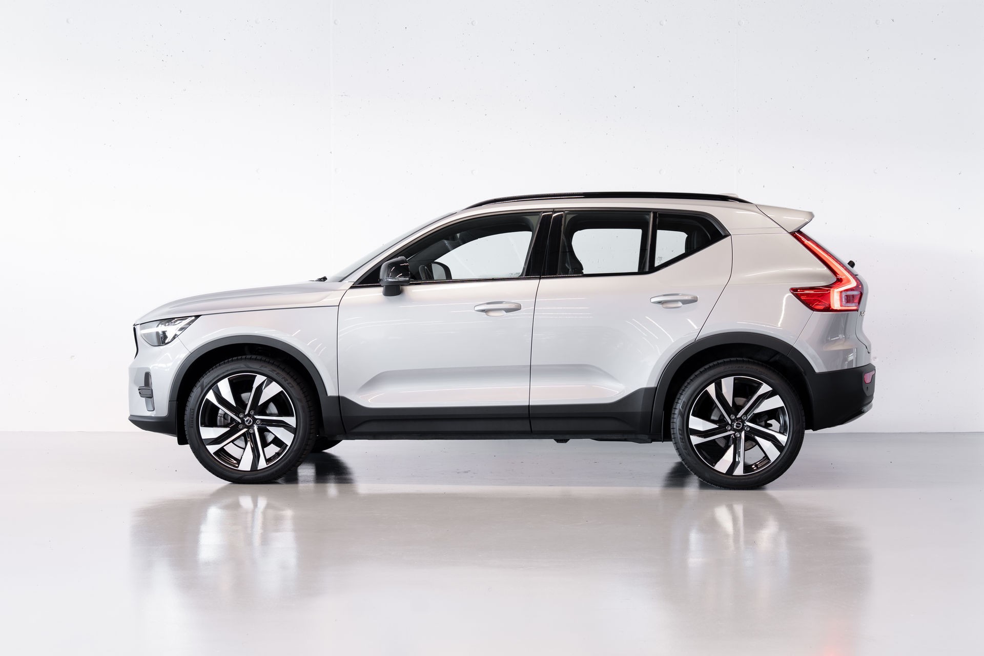 VOLVO XC40 B4 PLUS DARK | ALLRAD AUTOMAT | BENZIN MILD HYBRID | VOLVO GARANTIE | SILVER DAWN-showroom-element-1