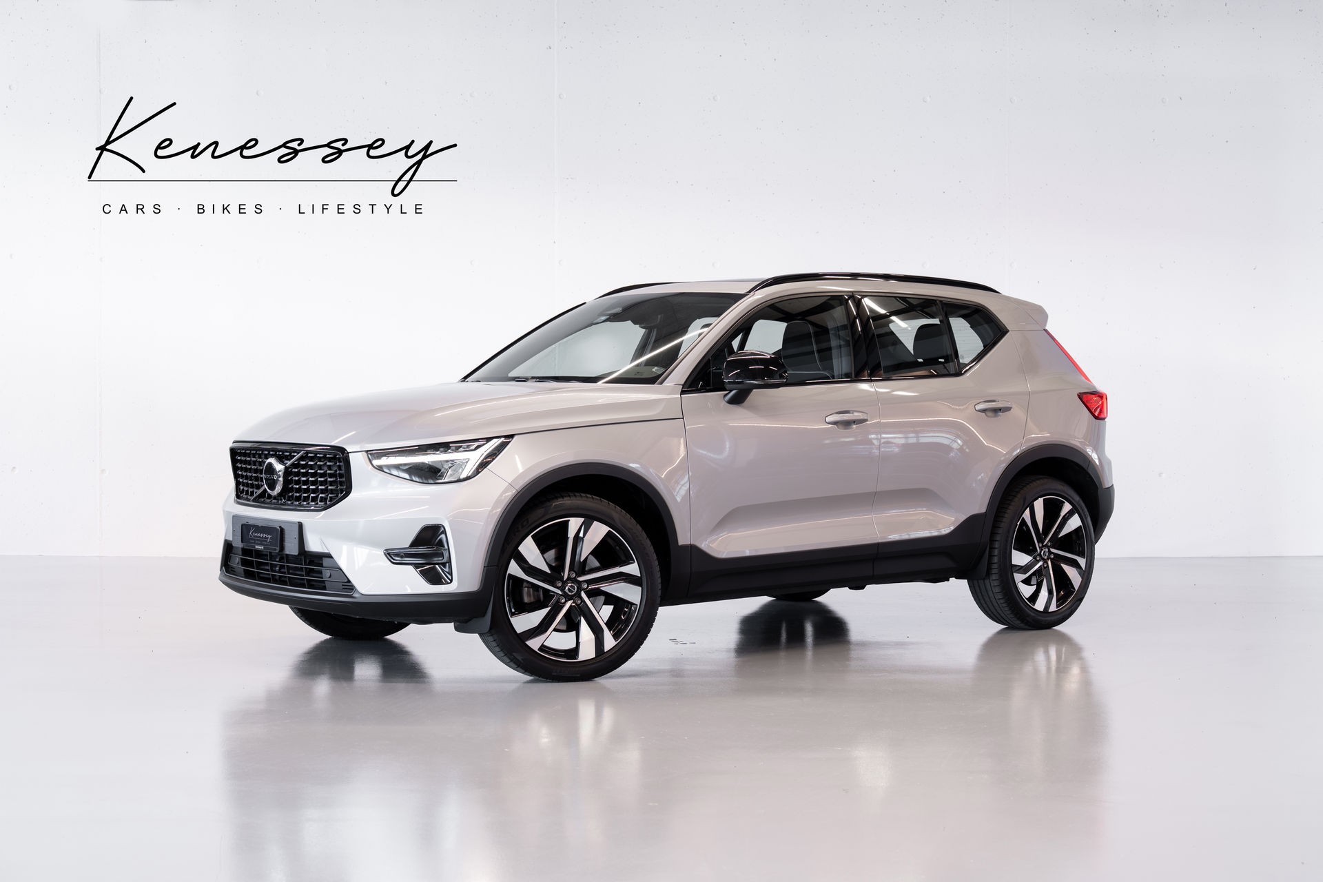 VOLVO XC40 B4 PLUS DARK | ALLRAD AUTOMAT | BENZIN MILD HYBRID | VOLVO GARANTIE | SILVER DAWN
