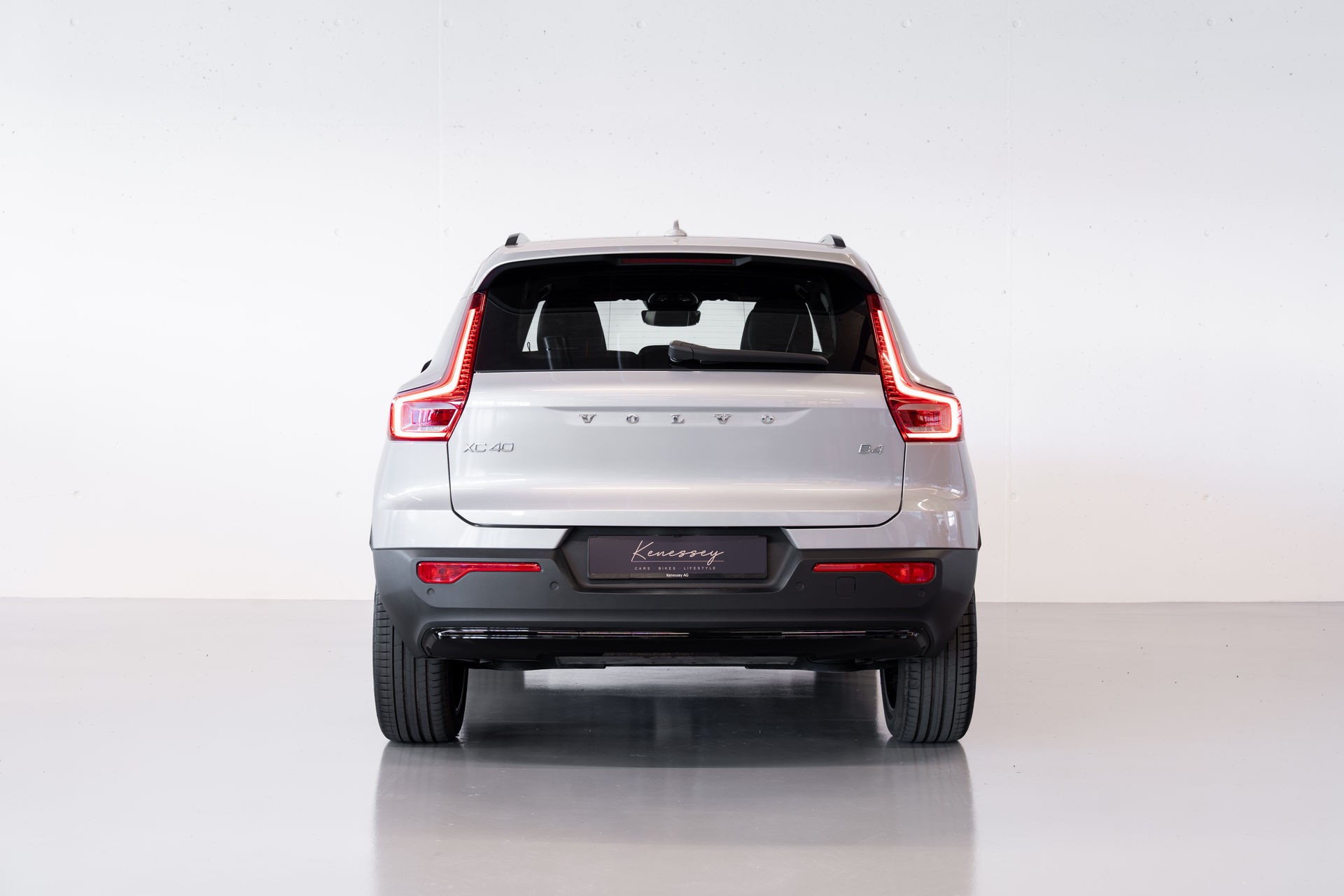 VOLVO XC40 B4 PLUS DARK | ALLRAD AUTOMAT | BENZIN MILD HYBRID | VOLVO GARANTIE | SILVER DAWN-showroom-element-3