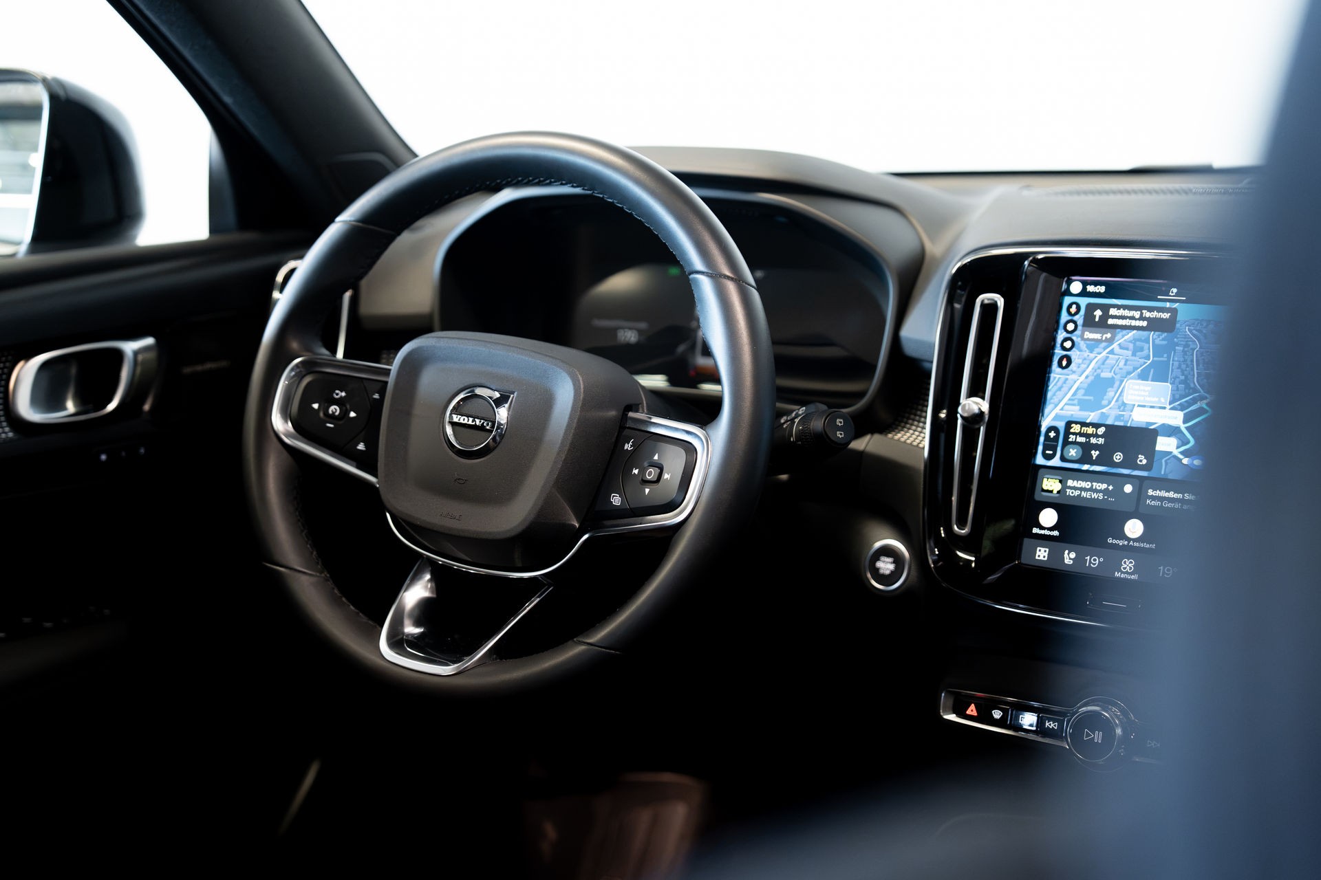 VOLVO XC40 B4 PLUS DARK | ALLRAD AUTOMAT | BENZIN MILD HYBRID | VOLVO GARANTIE | SILVER DAWN-image-12