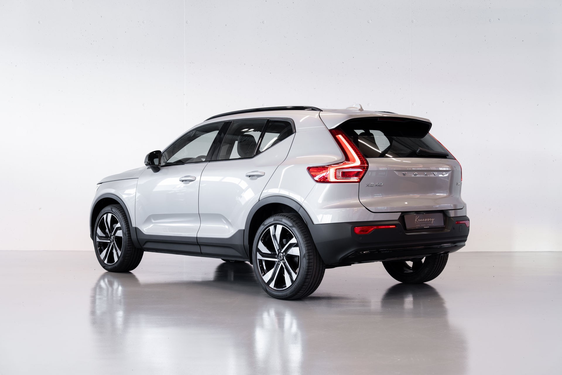 VOLVO XC40 B4 PLUS DARK | ALLRAD AUTOMAT | BENZIN MILD HYBRID | VOLVO GARANTIE | SILVER DAWN-showroom-element-2