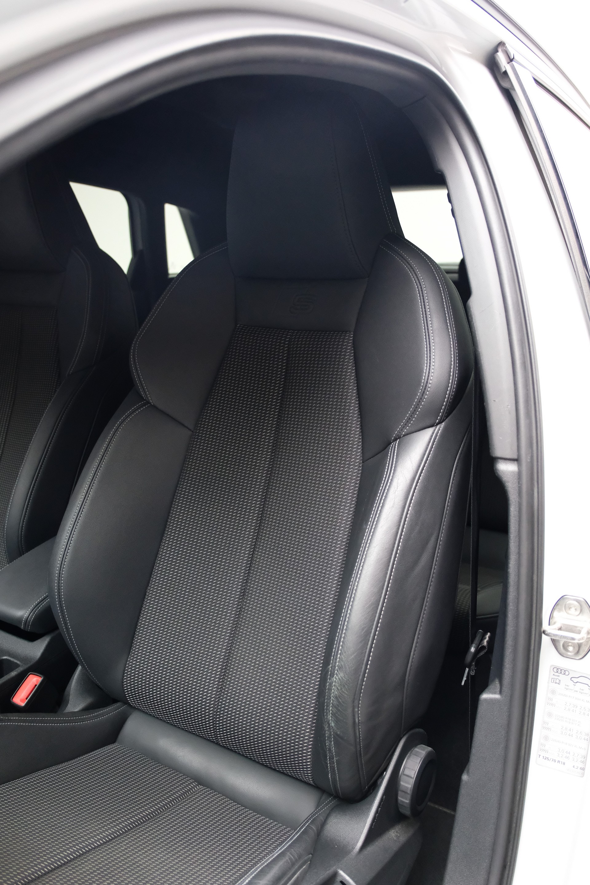 AUDI S3 Sportback 2.0 TFSI quattro S-tronic-image-21