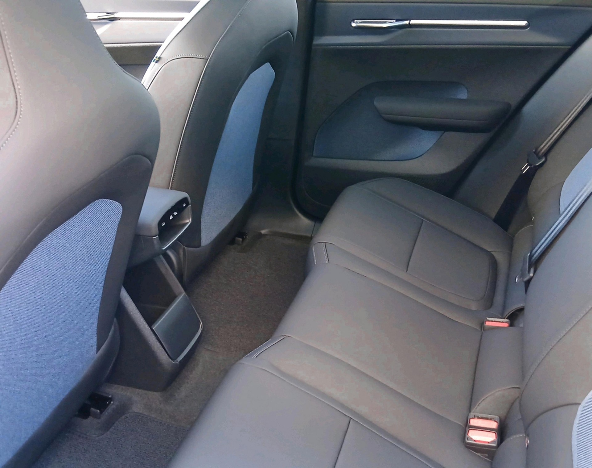 VOLVO EX 30 CC E60 Twin Performance A-showroom-element-3