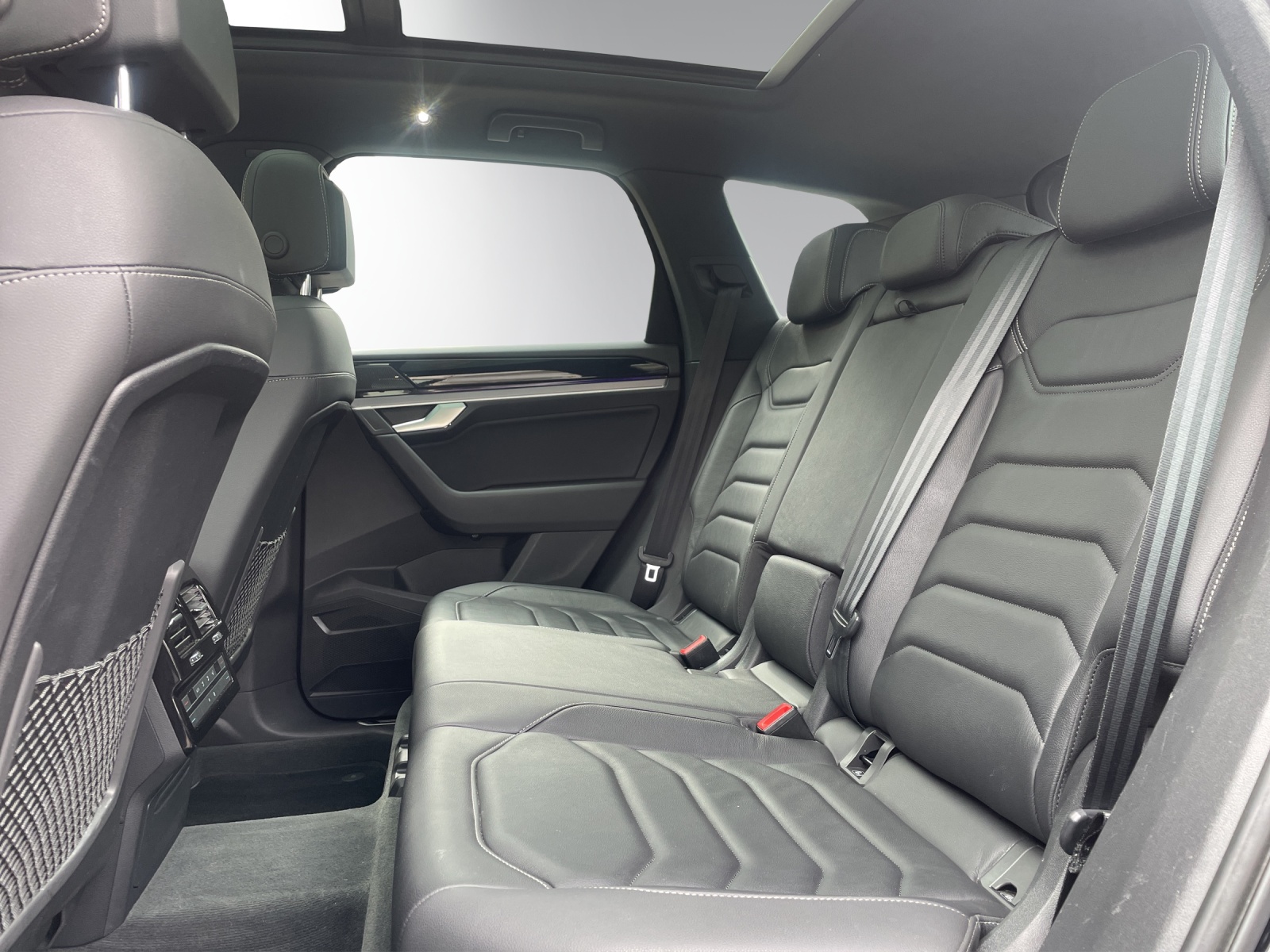 VW Touareg 3.0 TDI R Line Tiptronic-image-11