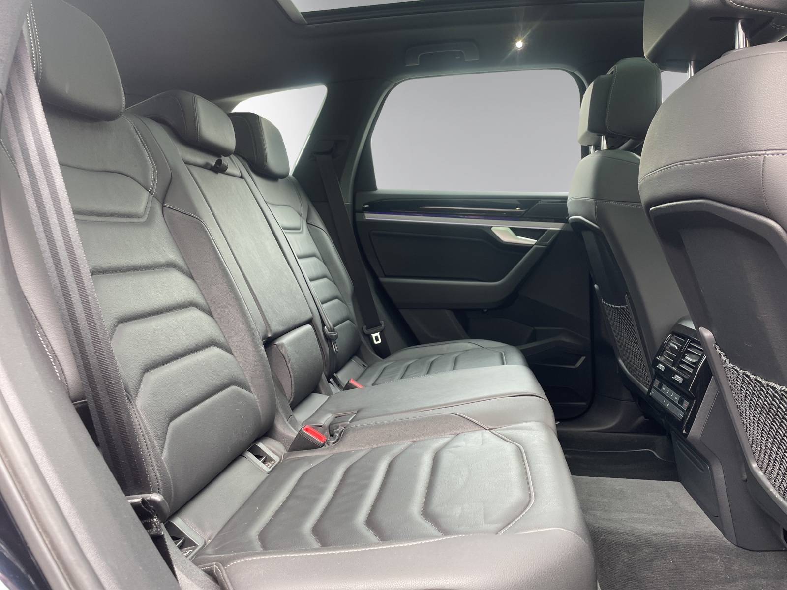 VW Touareg 3.0 TDI R Line Tiptronic-image-12