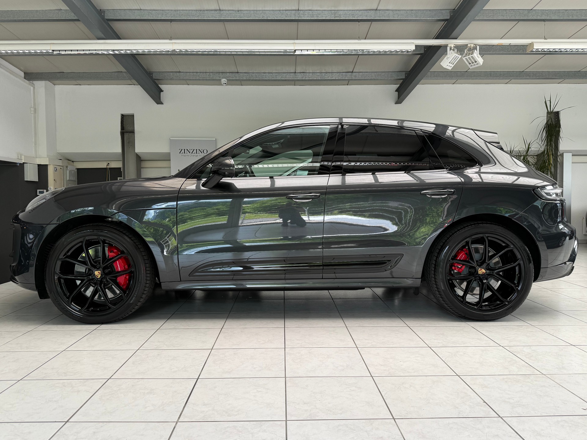 PORSCHE Macan GTS PDK * CH * Vulkangrau * Sport-Chrono Plus * Werksgarantie bis 04.2028 *-image-1