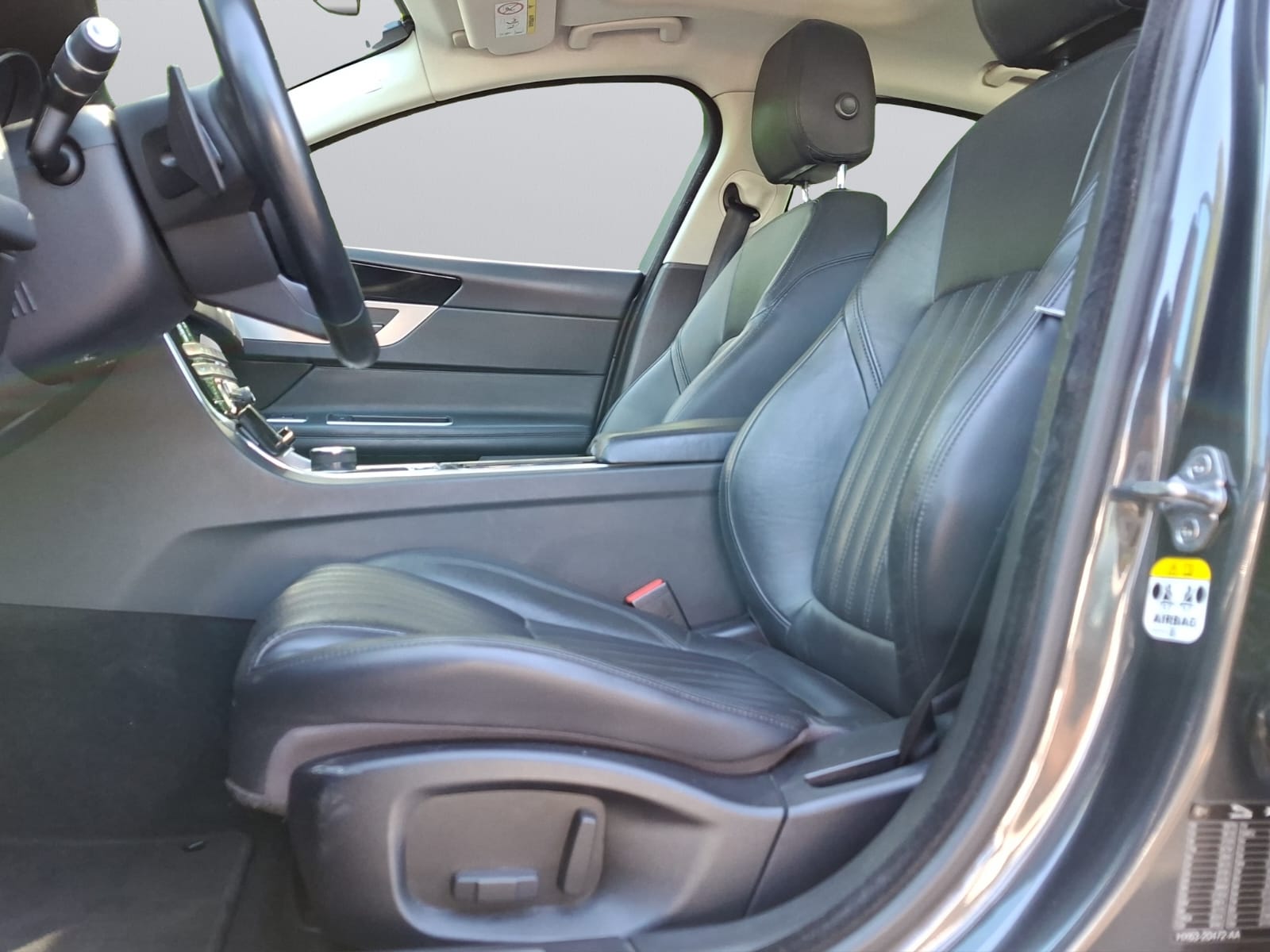 JAGUAR XF 20d Prestige AWD Automatic-image-9