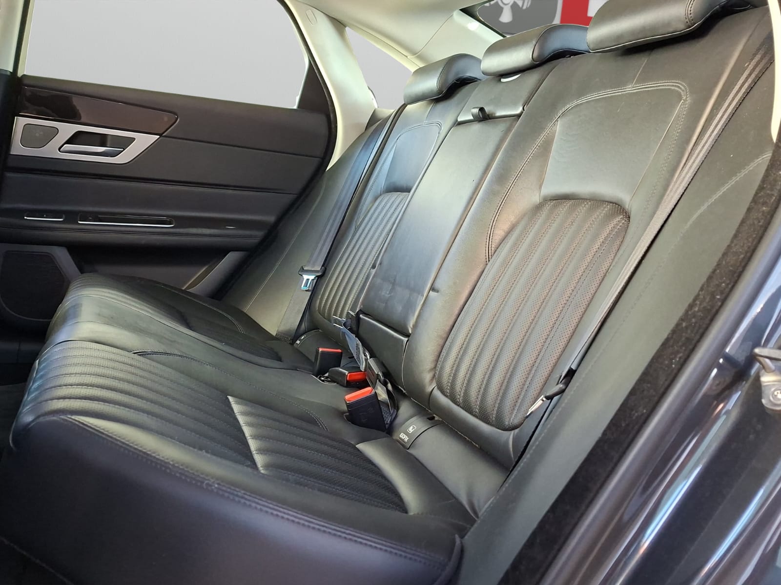 JAGUAR XF 20d Prestige AWD Automatic-image-8