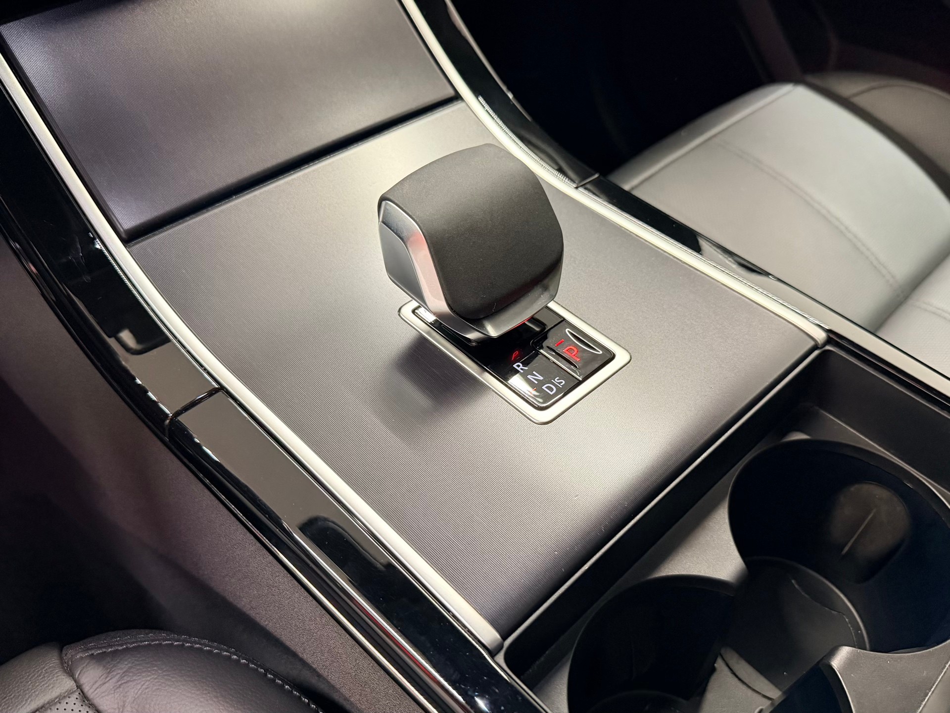 LAND ROVER Range Rover Velar Dynamic SE P 400 Automatic-image-25