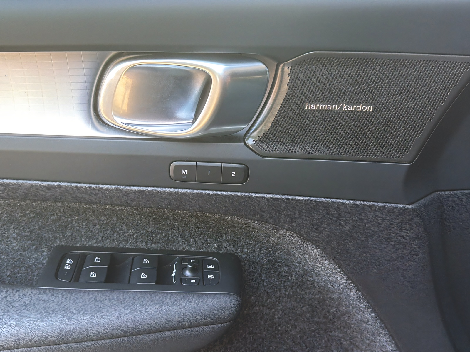VOLVO XC40 B3 Benzin Mild Hybrid Plus Dark DCT-image-6
