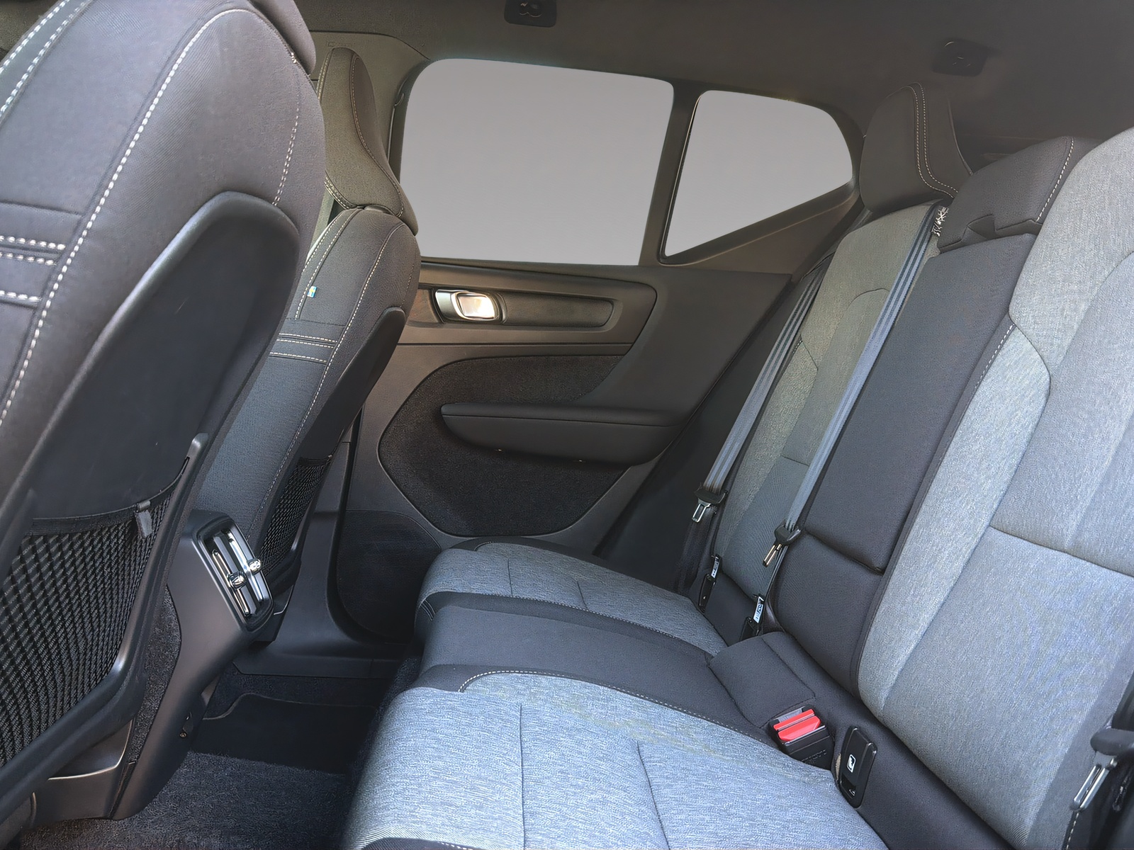 VOLVO XC40 B3 Benzin Mild Hybrid Plus Dark DCT-image-13