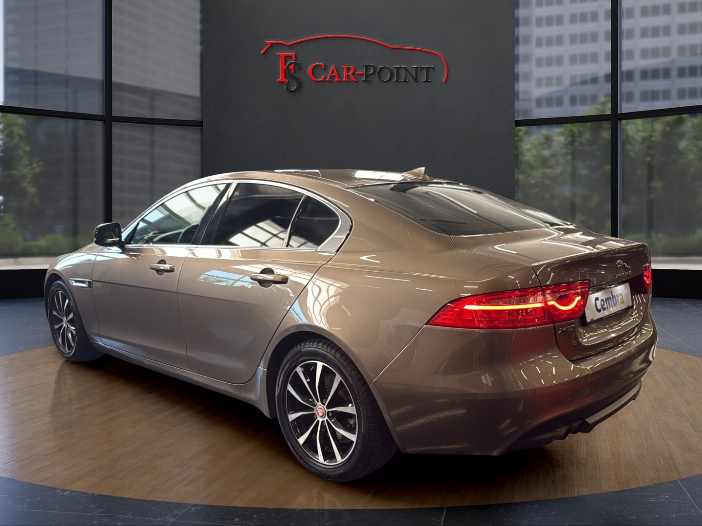 JAGUAR XE 20d Prestige Automat-showroom-element-2
