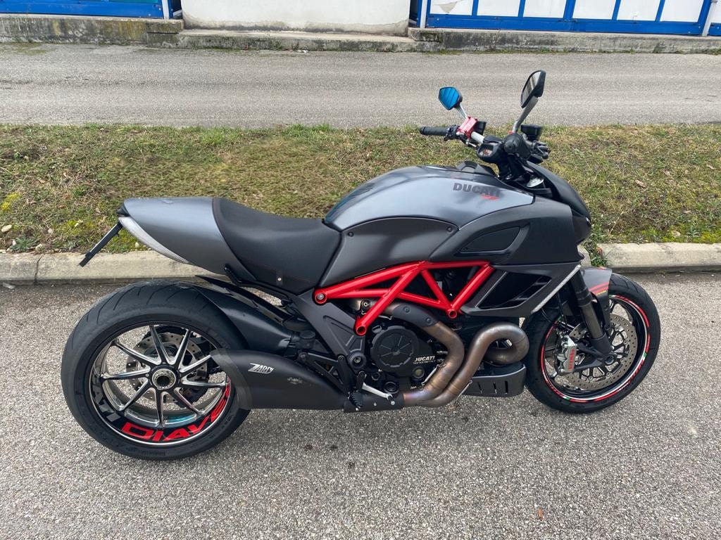 DUCATI Diavel 1200 Carbon-image-2