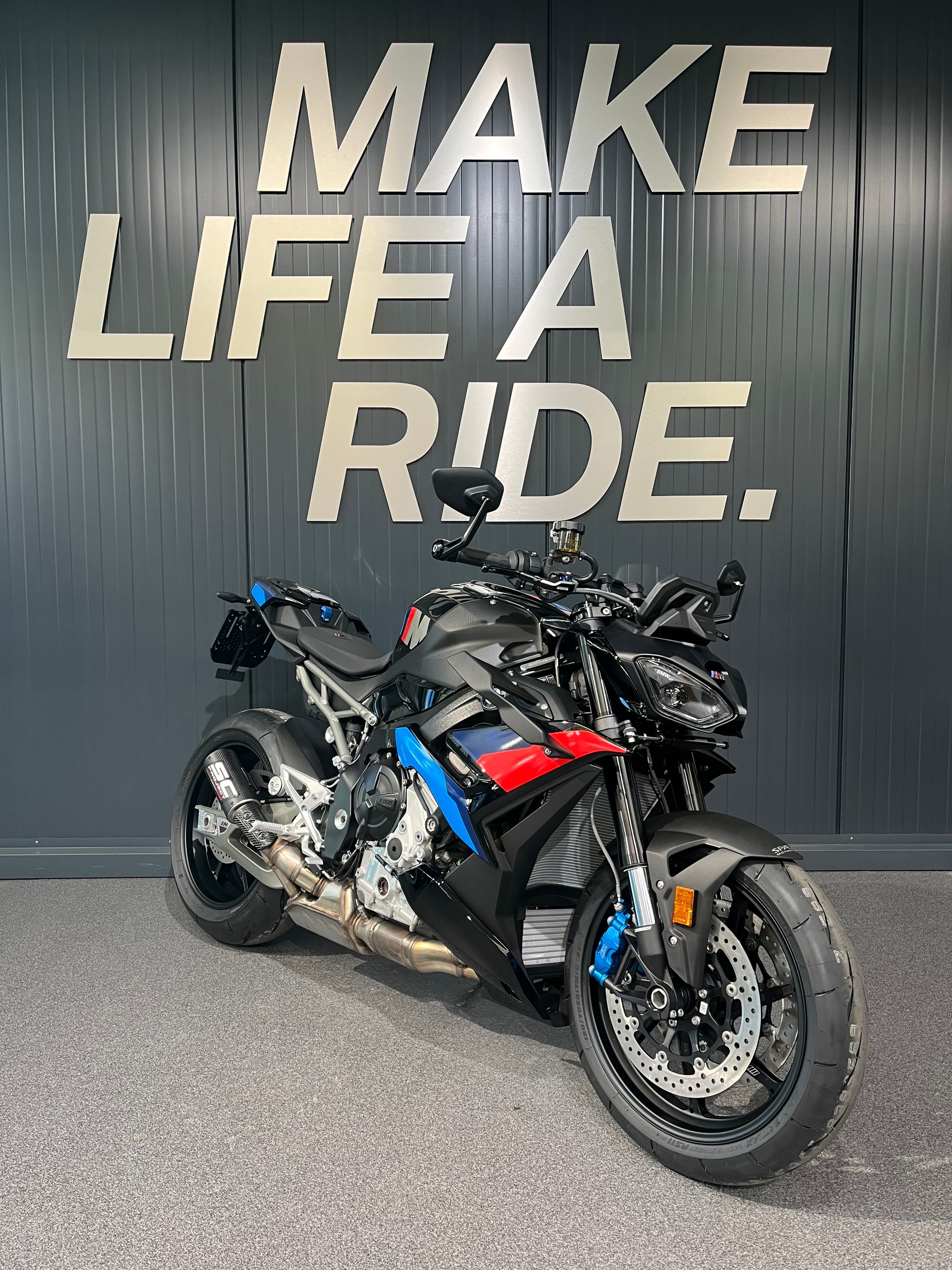BMW M 1000 R-image-1