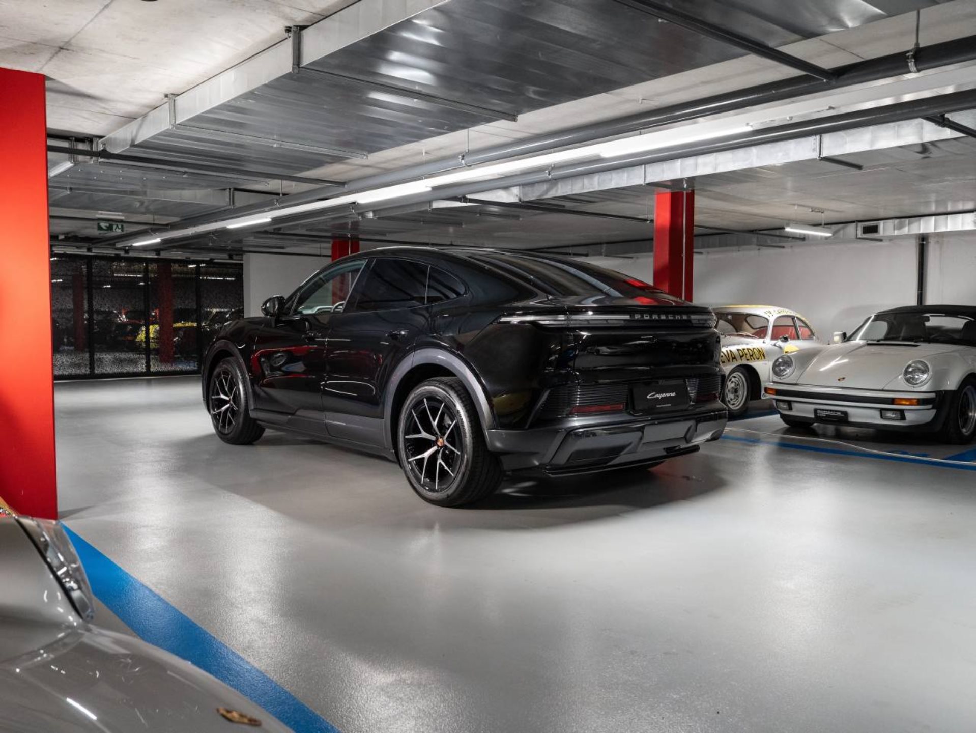 PORSCHE Cayenne Coupé Electric-showroom-element-1