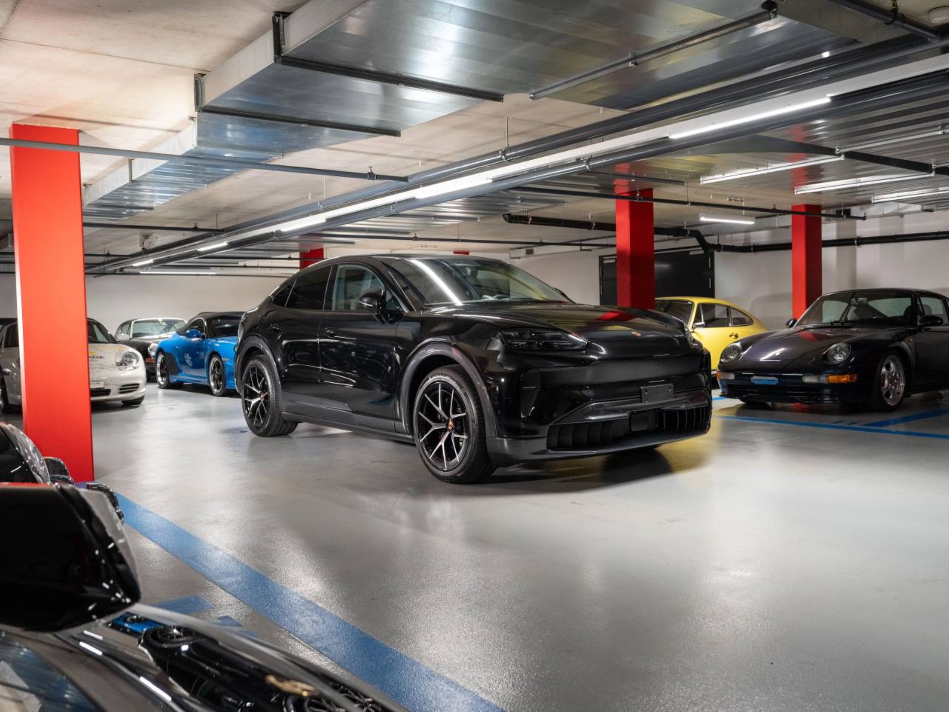 PORSCHE Cayenne Coupé Electric-showroom-element-2