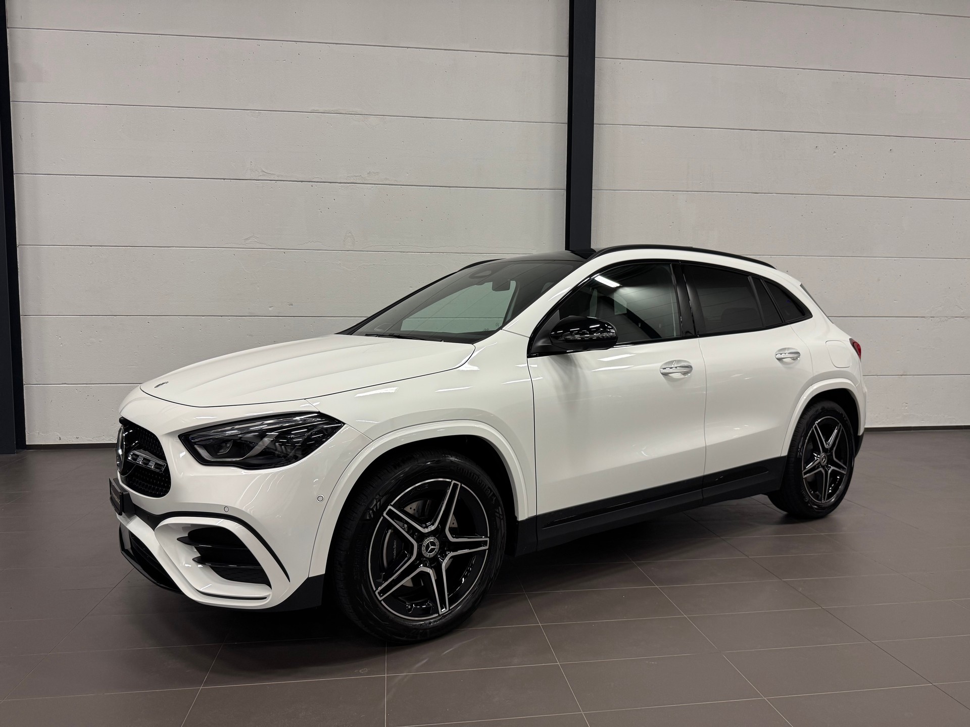MERCEDES-BENZ GLA 200 7G-DCT AMG LINE-showroom-element-2