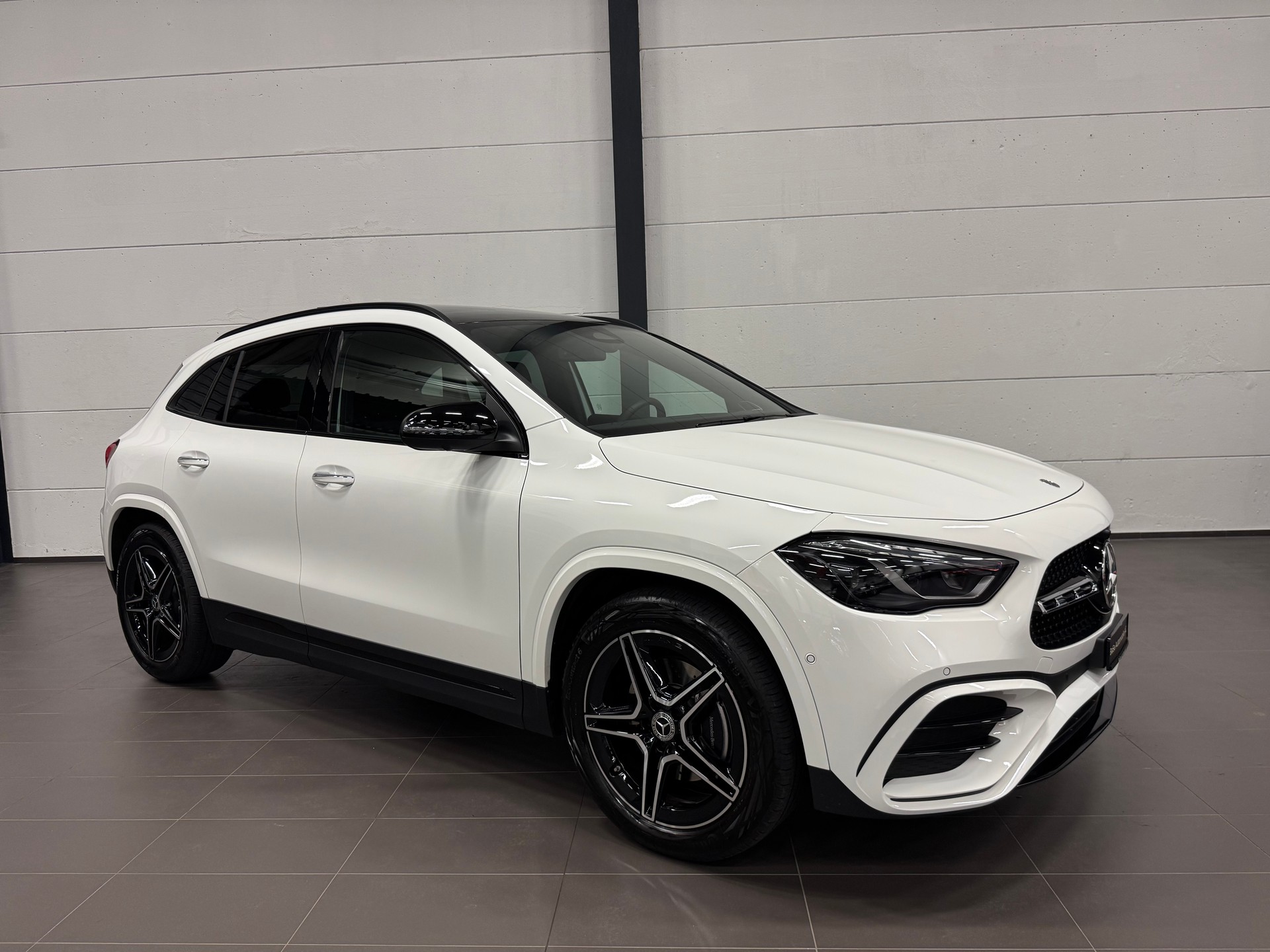 MERCEDES-BENZ GLA 200 7G-DCT AMG LINE-showroom-element-3