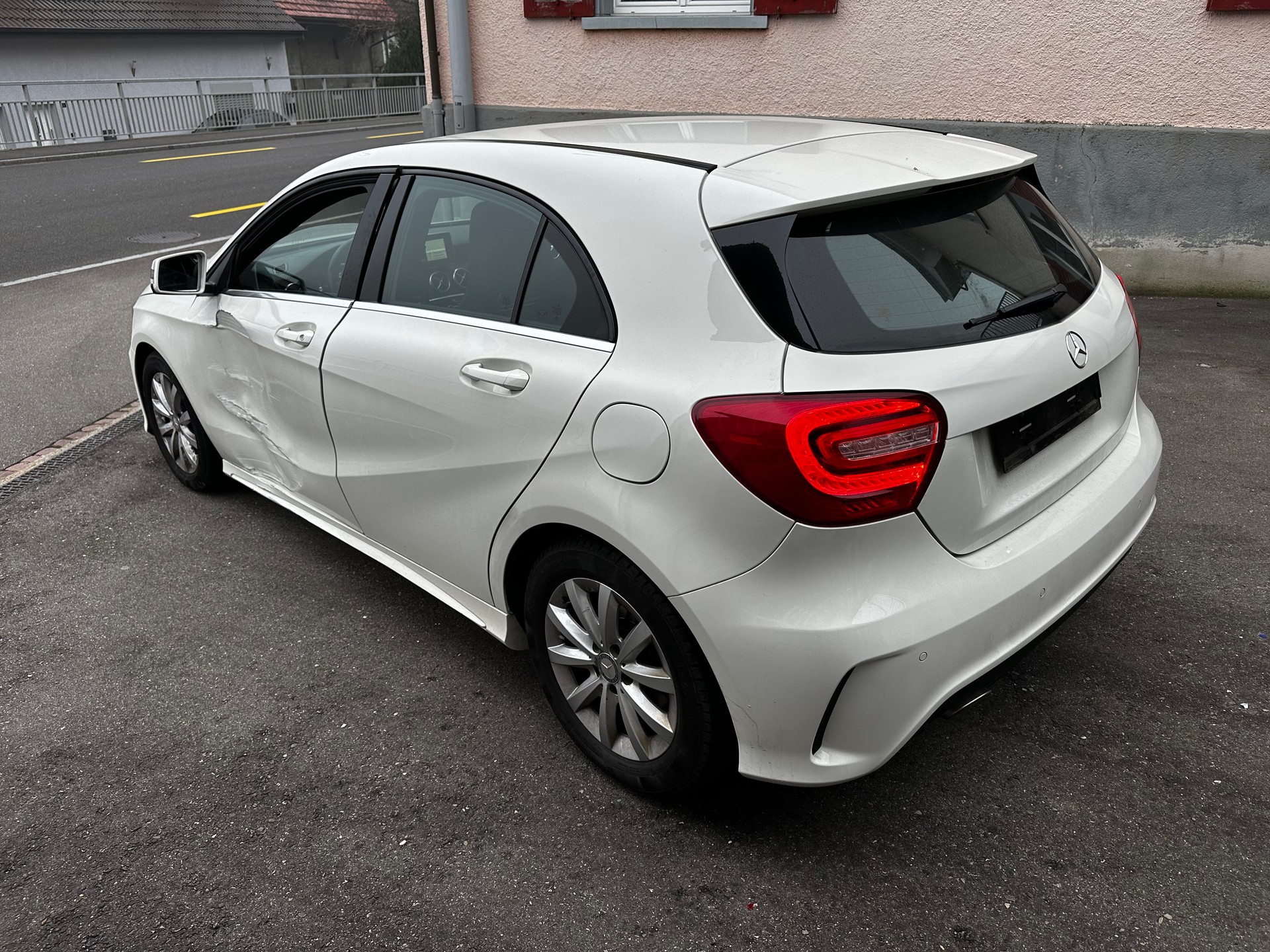 MERCEDES-BENZ A 200 AMG Line 7G-DCT-image-5