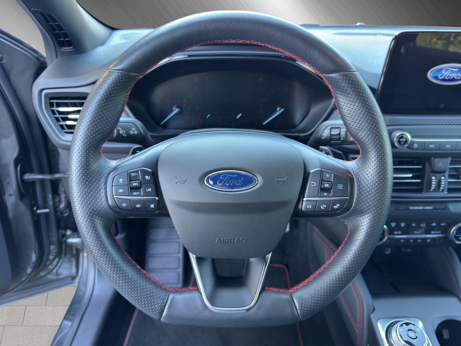 FORD Focus Station Wagon 2.0 EcoBlue ST-Line-image-9