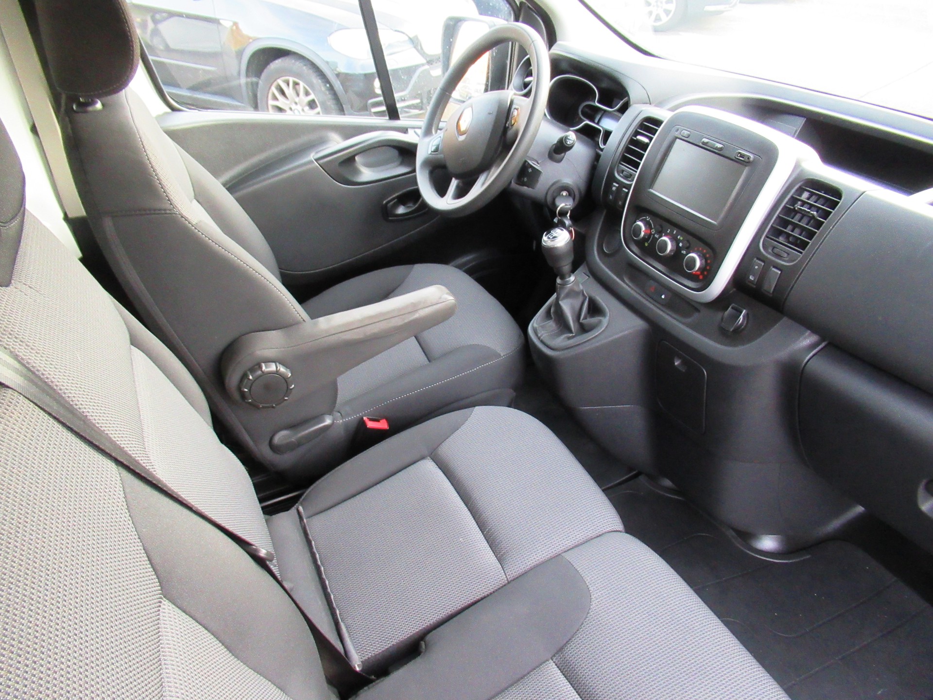 RENAULT Trafic 2.0 ENERGY dCi145 3.0t Business L2H2-image-8