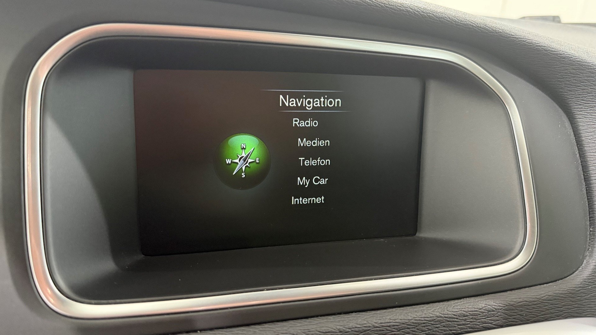 VOLVO V40 2.0 D4 Momentum S/S-image-13