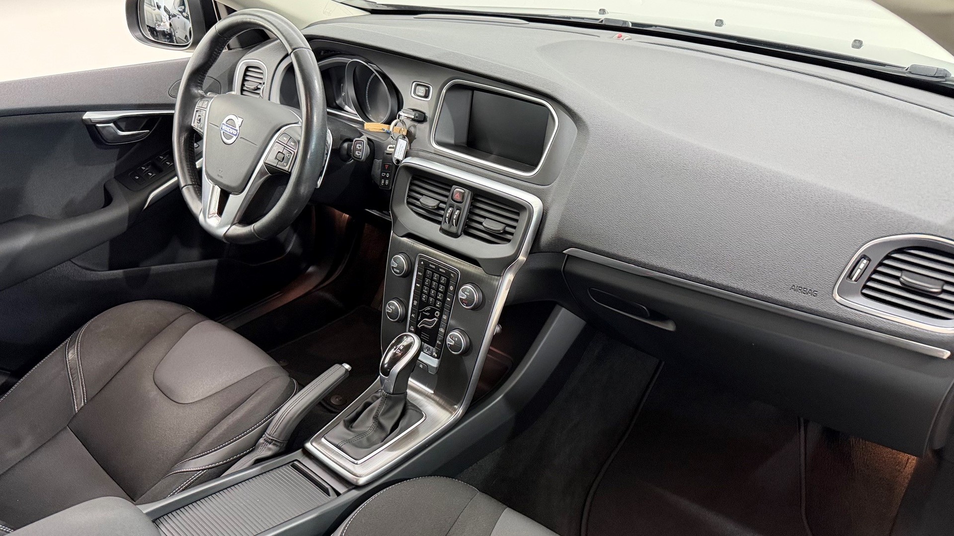 VOLVO V40 2.0 D4 Momentum S/S-image-11