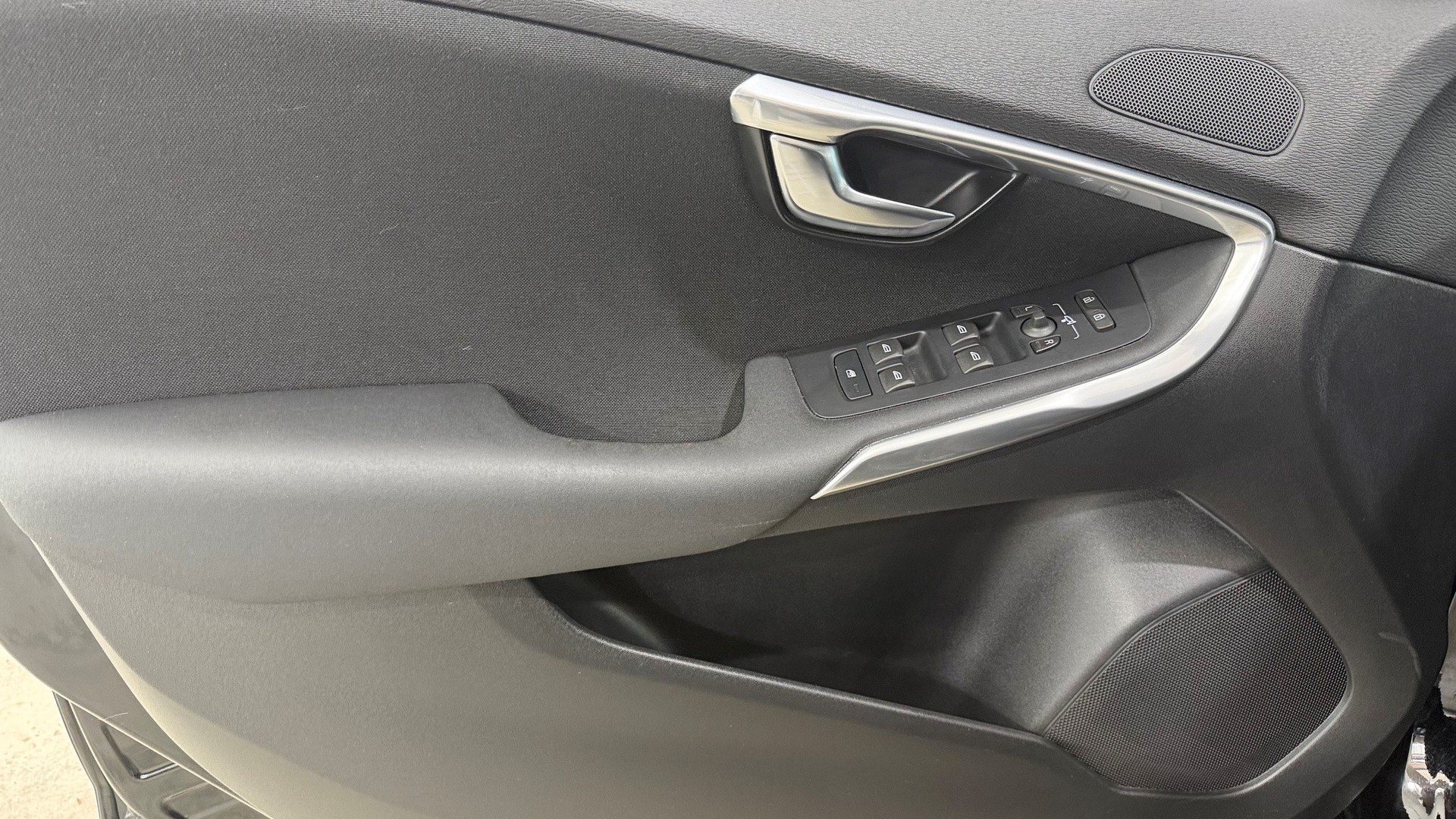 VOLVO V40 2.0 D4 Momentum S/S-image-10