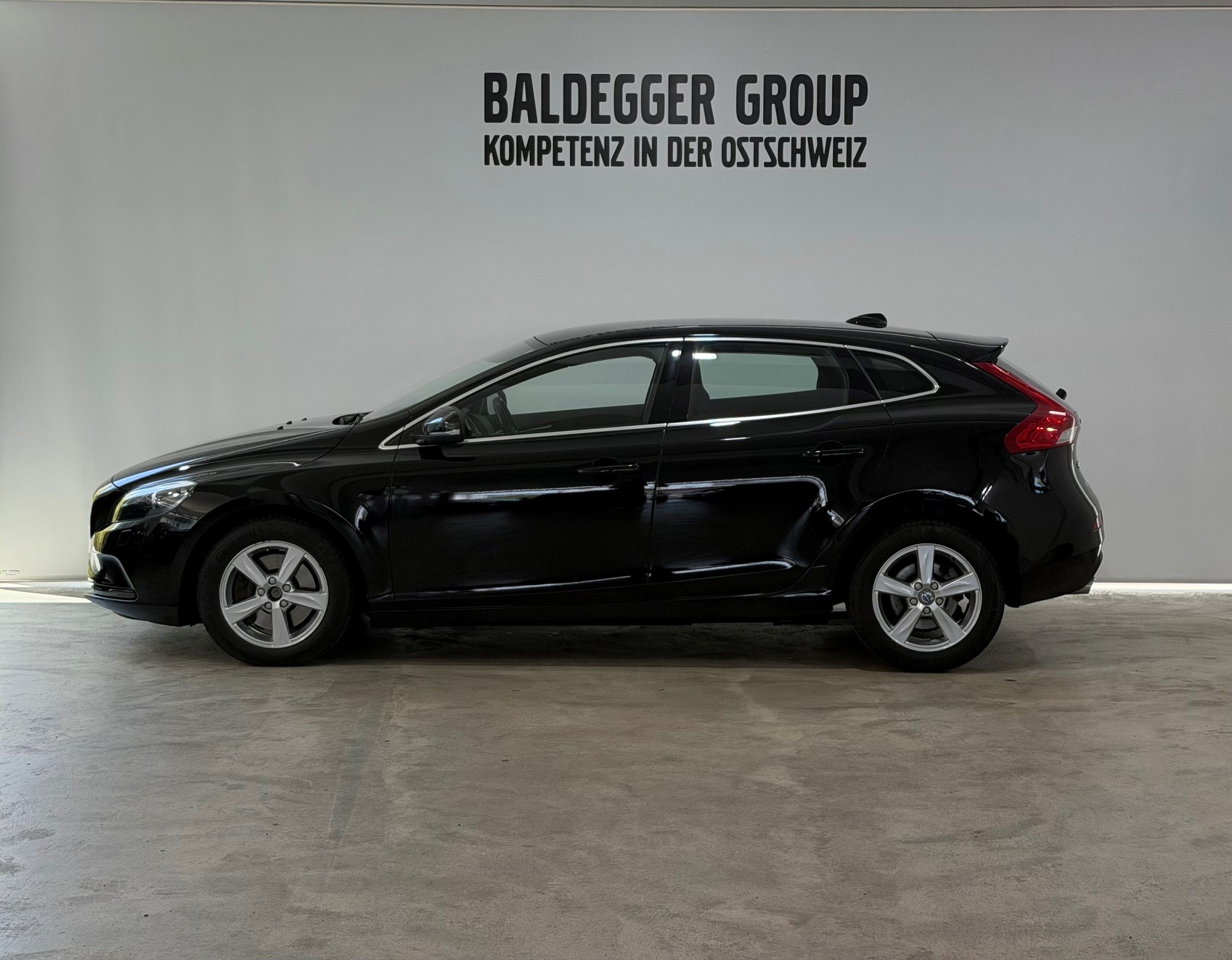 VOLVO V40 2.0 D4 Momentum S/S-showroom-element-1