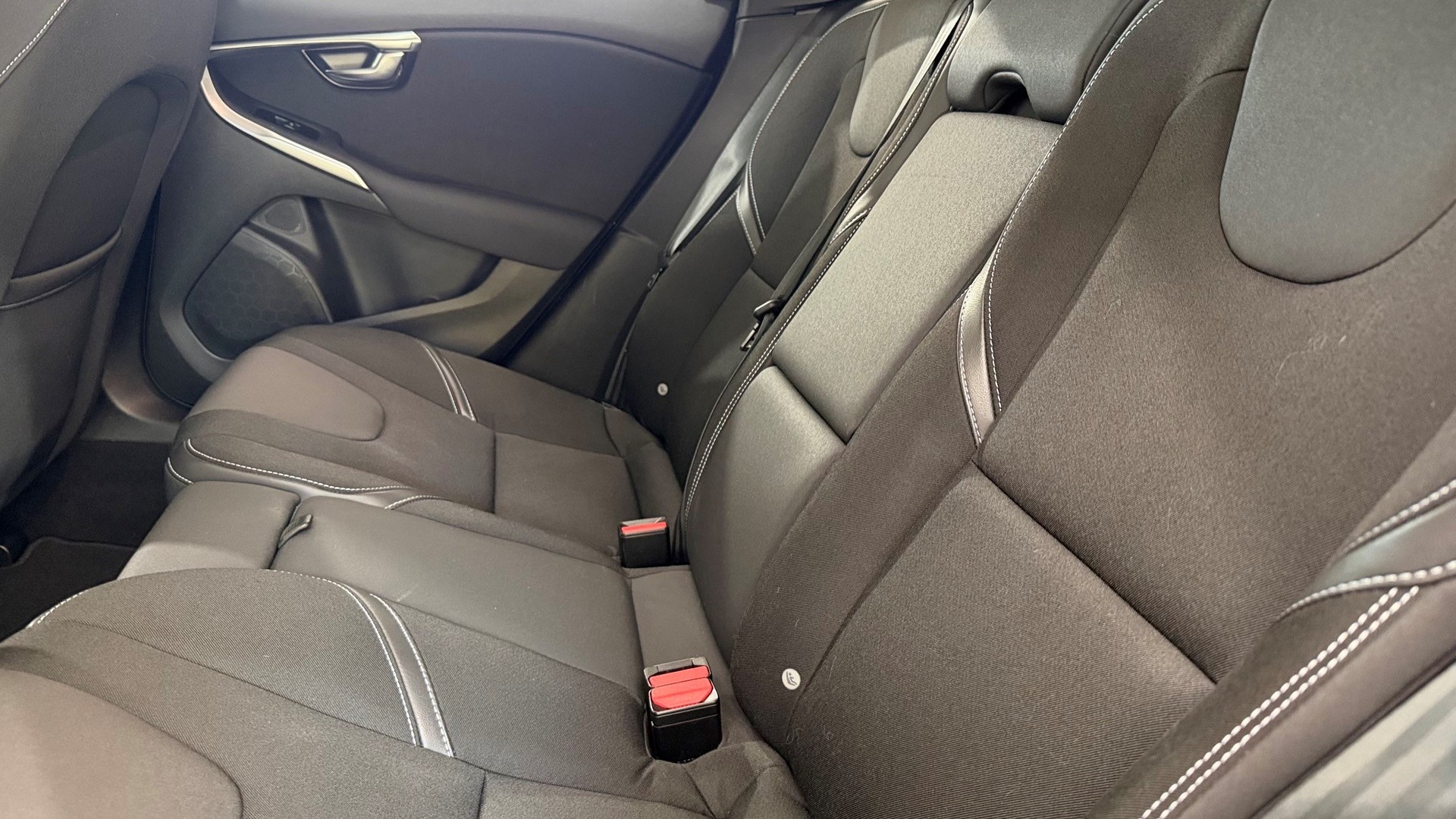 VOLVO V40 2.0 D4 Momentum S/S-image-6
