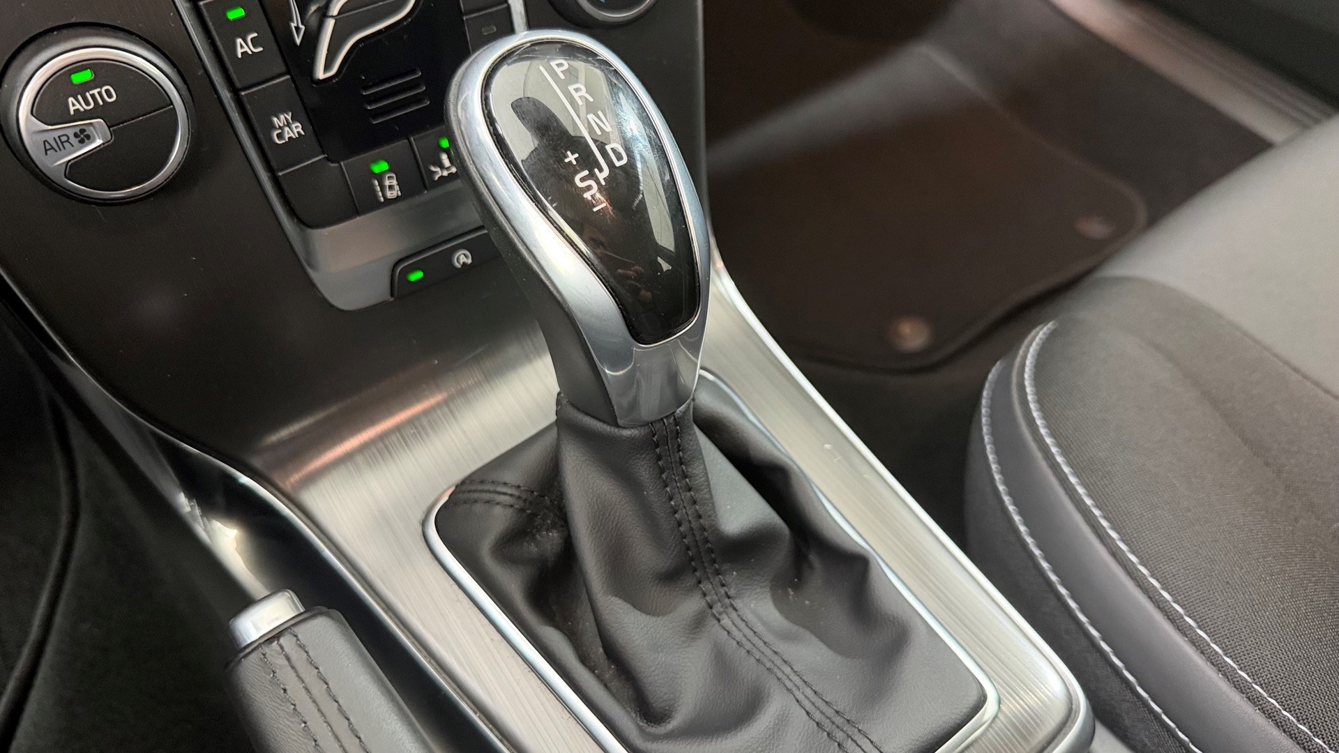 VOLVO V40 2.0 D4 Momentum S/S-image-9