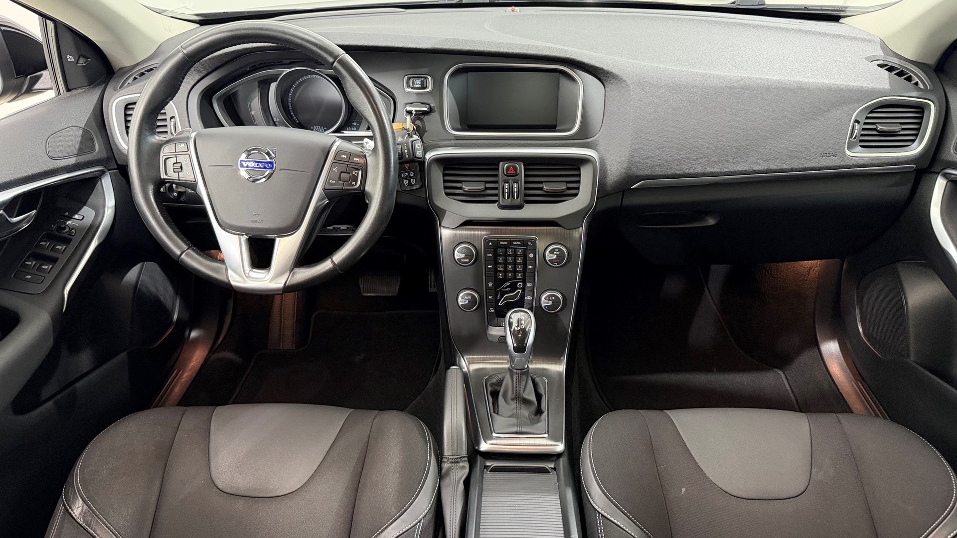 VOLVO V40 2.0 D4 Momentum S/S-image-4