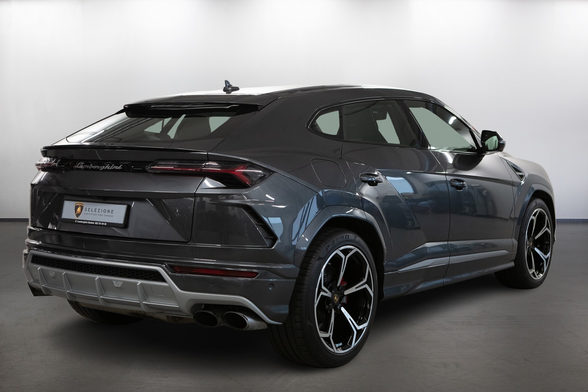 LAMBORGHINI Urus E-Gear-showroom-element-2