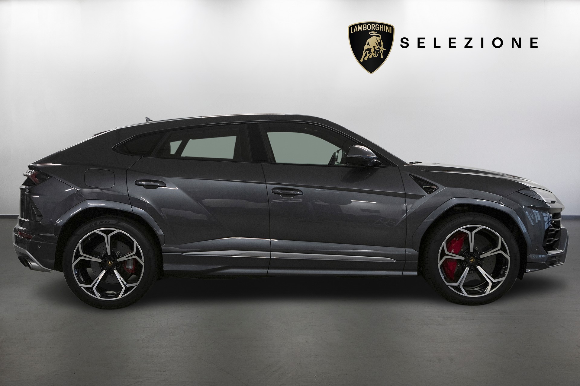 LAMBORGHINI Urus E-Gear-showroom-element-1