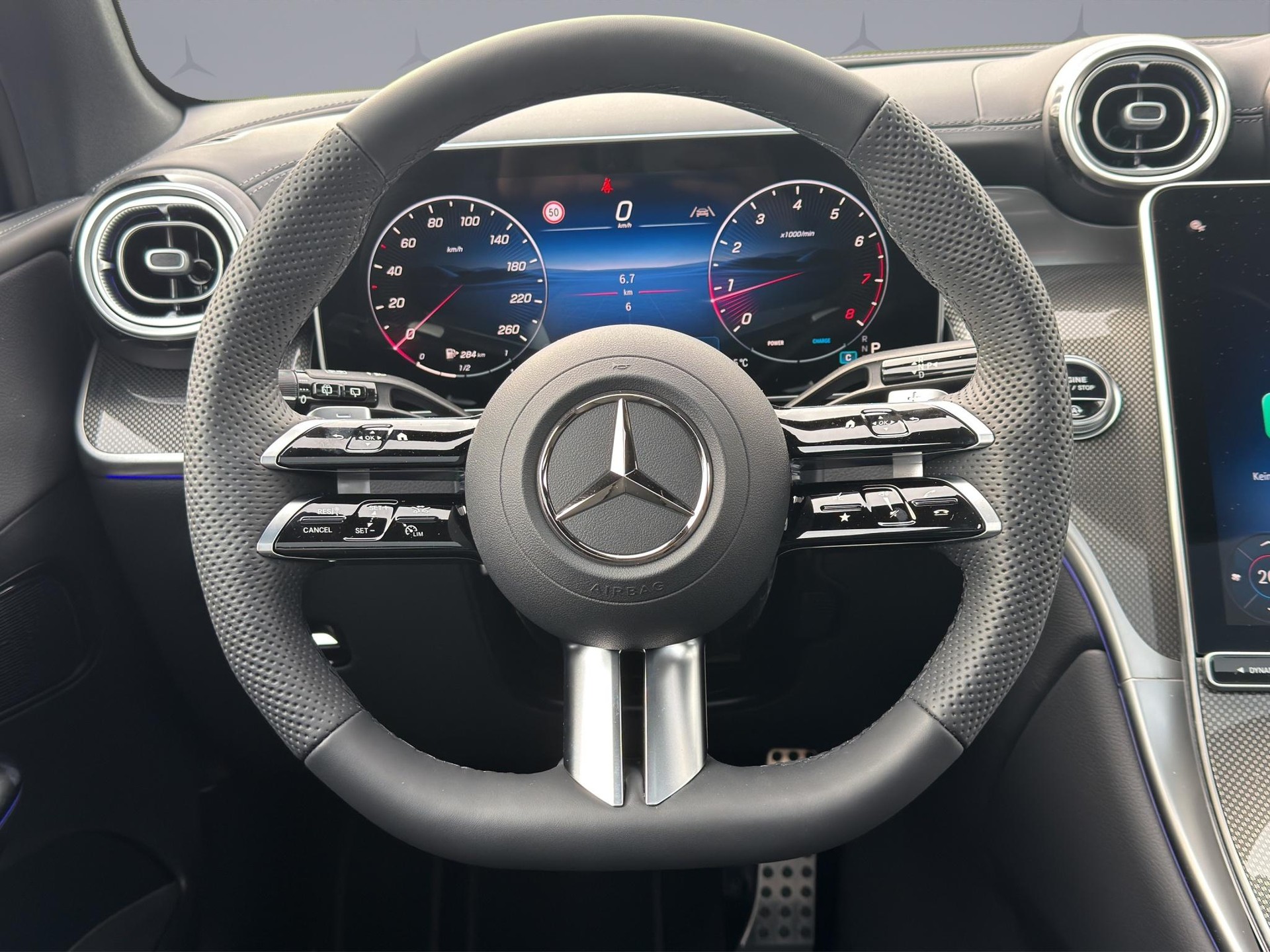 MERCEDES-BENZ GLC 200 AMG Line 4matic-image-12