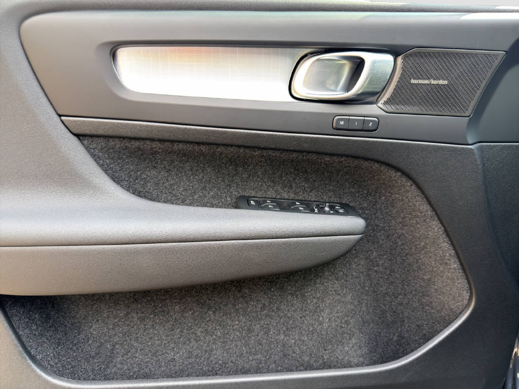 VOLVO XC40 2.0 B3 MH Plus Dark-image-6