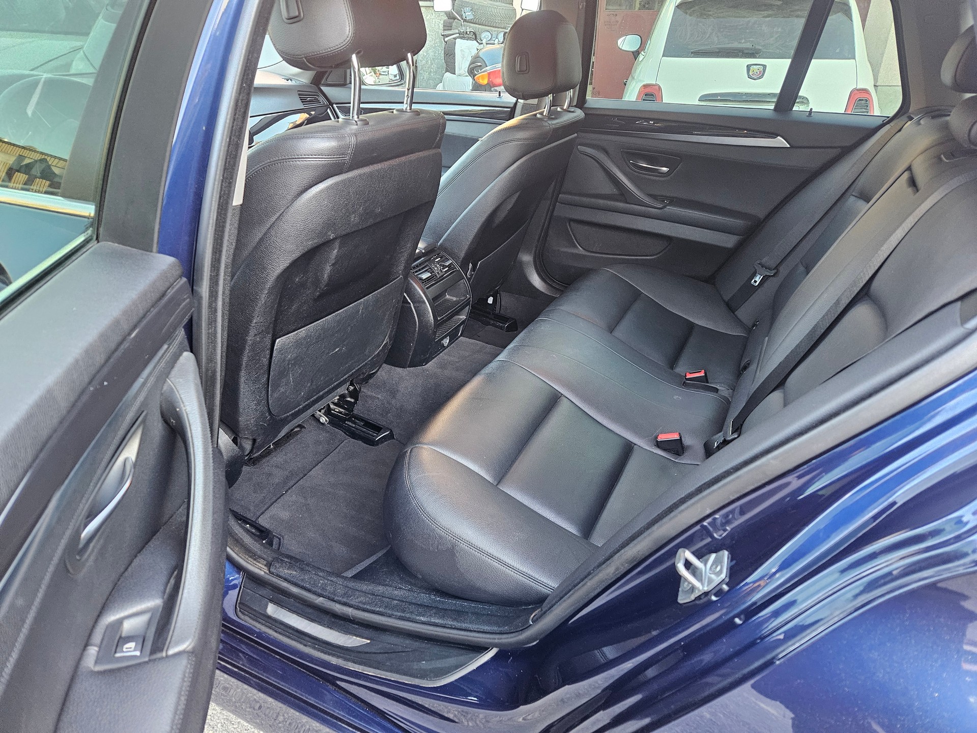 BMW 520d Touring xDrive Luxury Line Steptronic-image-12
