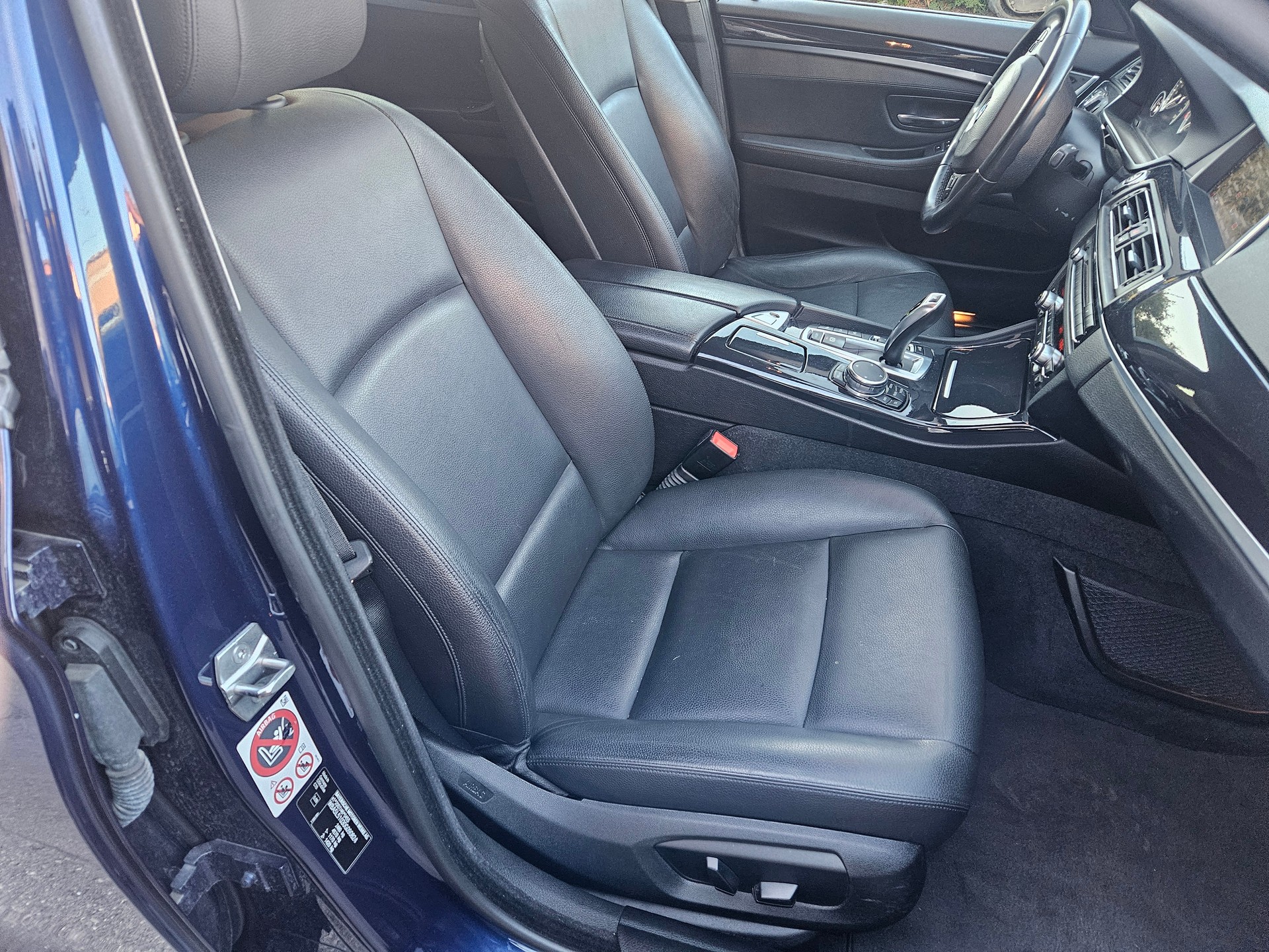 BMW 520d Touring xDrive Luxury Line Steptronic-image-10
