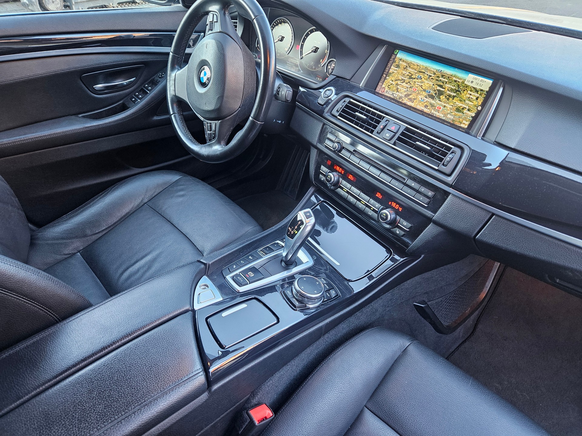 BMW 520d Touring xDrive Luxury Line Steptronic-image-9
