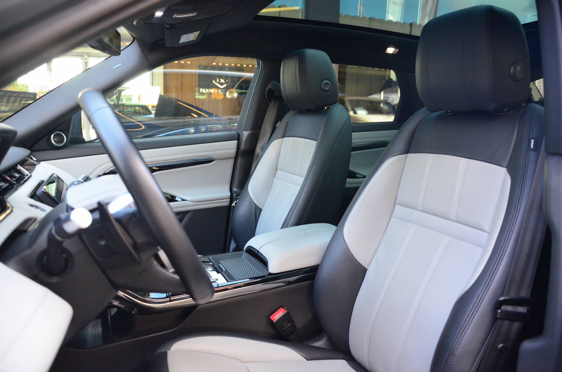 LAND ROVER Range Rover Evoque 2.0 T 250 First Edition-image-13