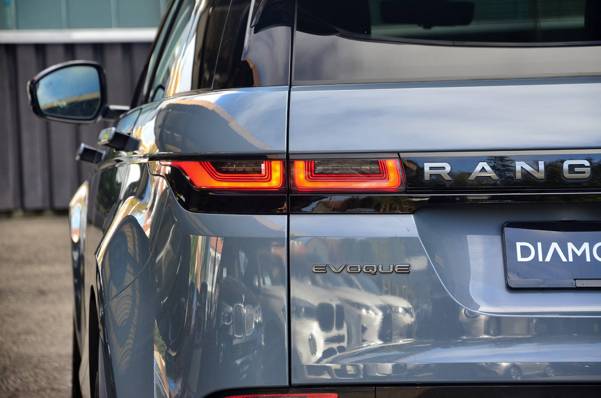 LAND ROVER Range Rover Evoque 2.0 T 250 First Edition-image-6