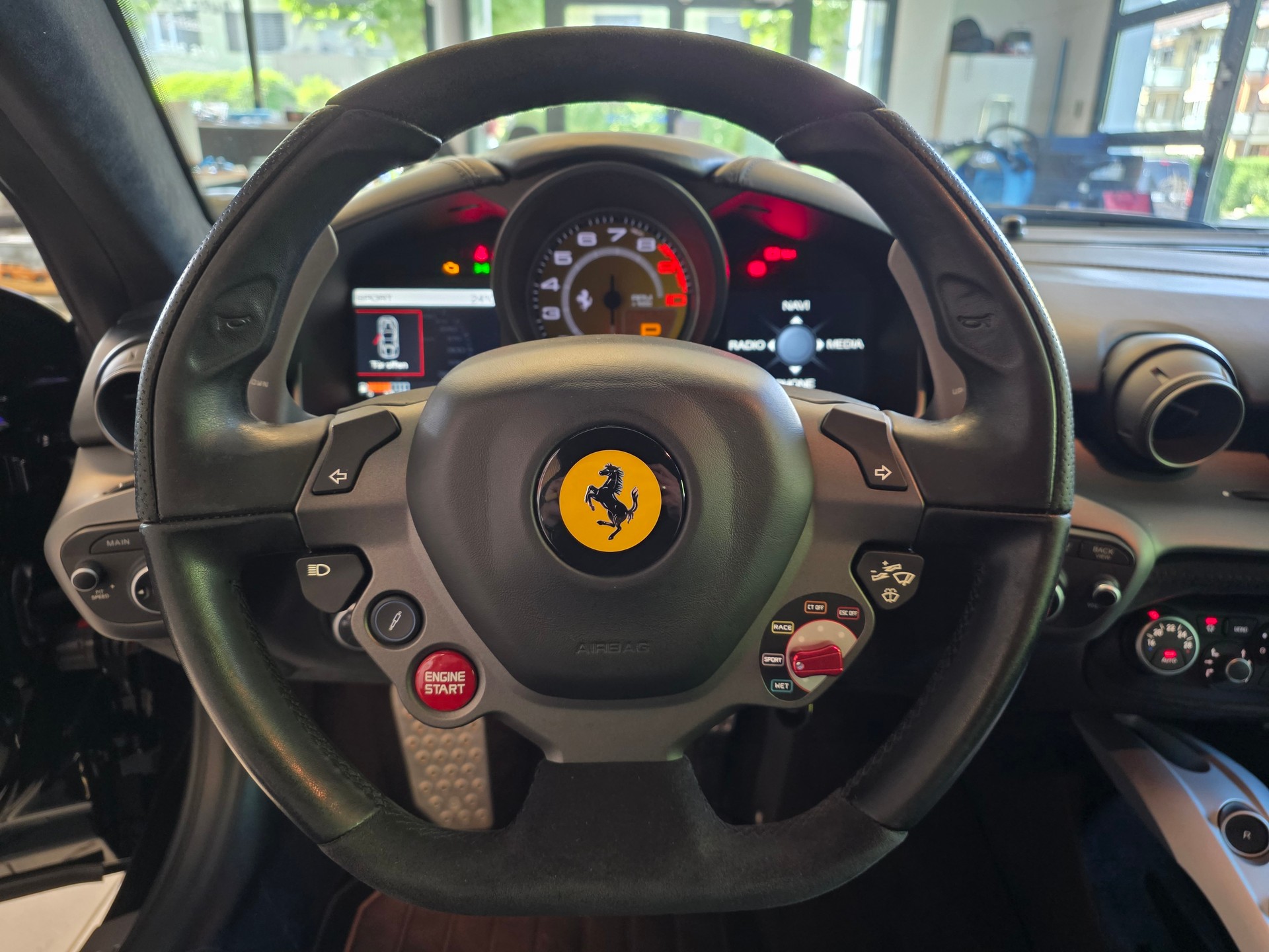 FERRARI F12 6.3 !!! MIT FERRARI POWER GARANTIE BIS 03.2027 !!! Bremsen alle Neu !!!-image-7