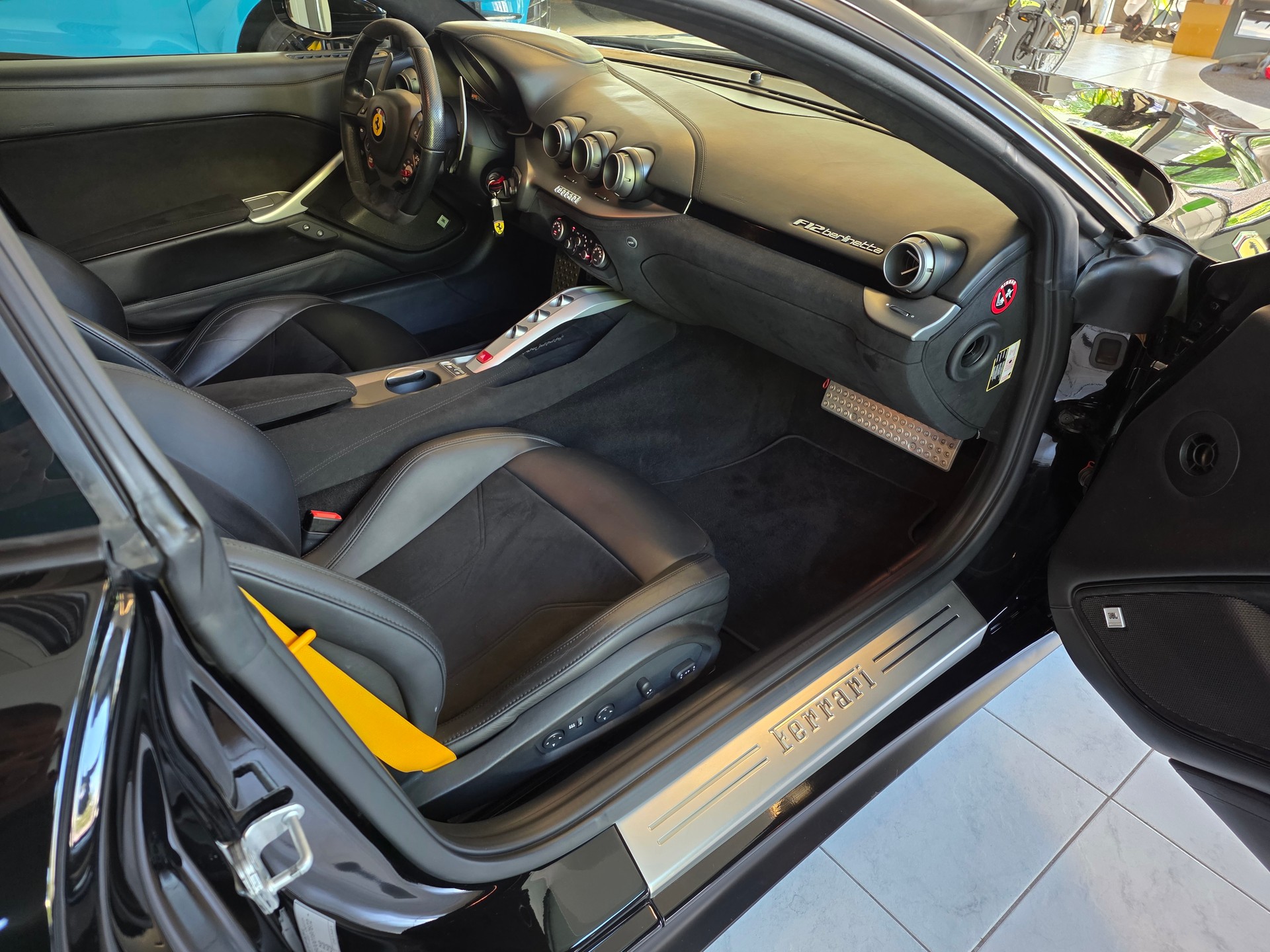 FERRARI F12 6.3 !!! MIT FERRARI POWER GARANTIE BIS 03.2027 !!! Bremsen alle Neu !!!-image-12
