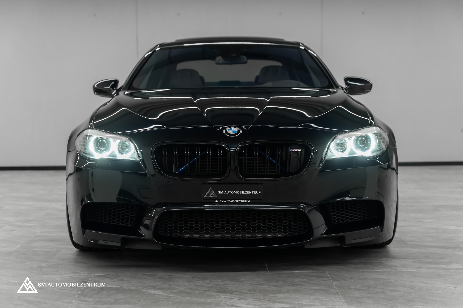 BMW M5 / Panorama / Sitzbelüftung / Head-Up-showroom-element-1